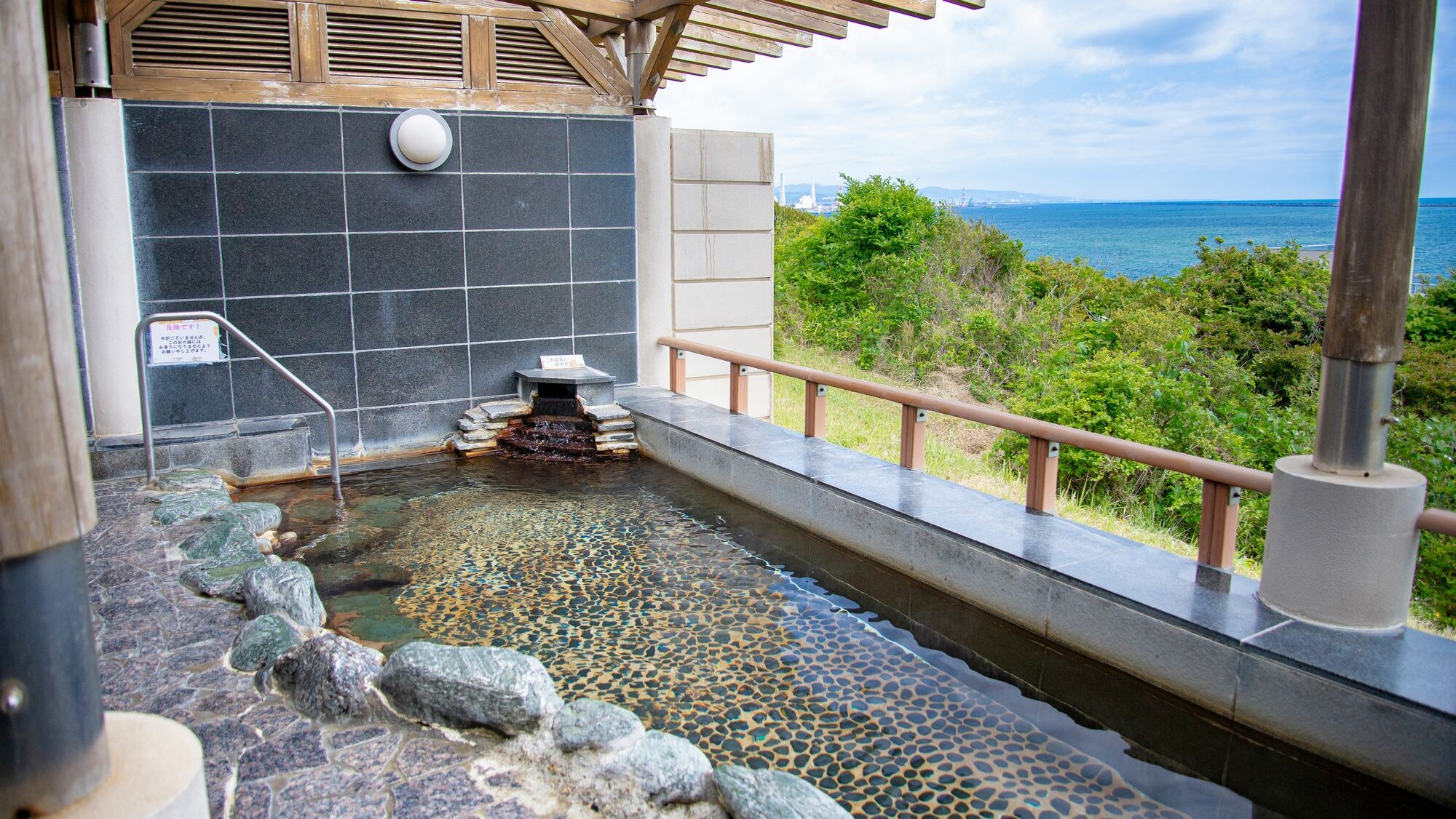 An open-air bath with a panoramic view of the sea, where you can see the factory area in the distance and the night view is beautiful <Men's bath>