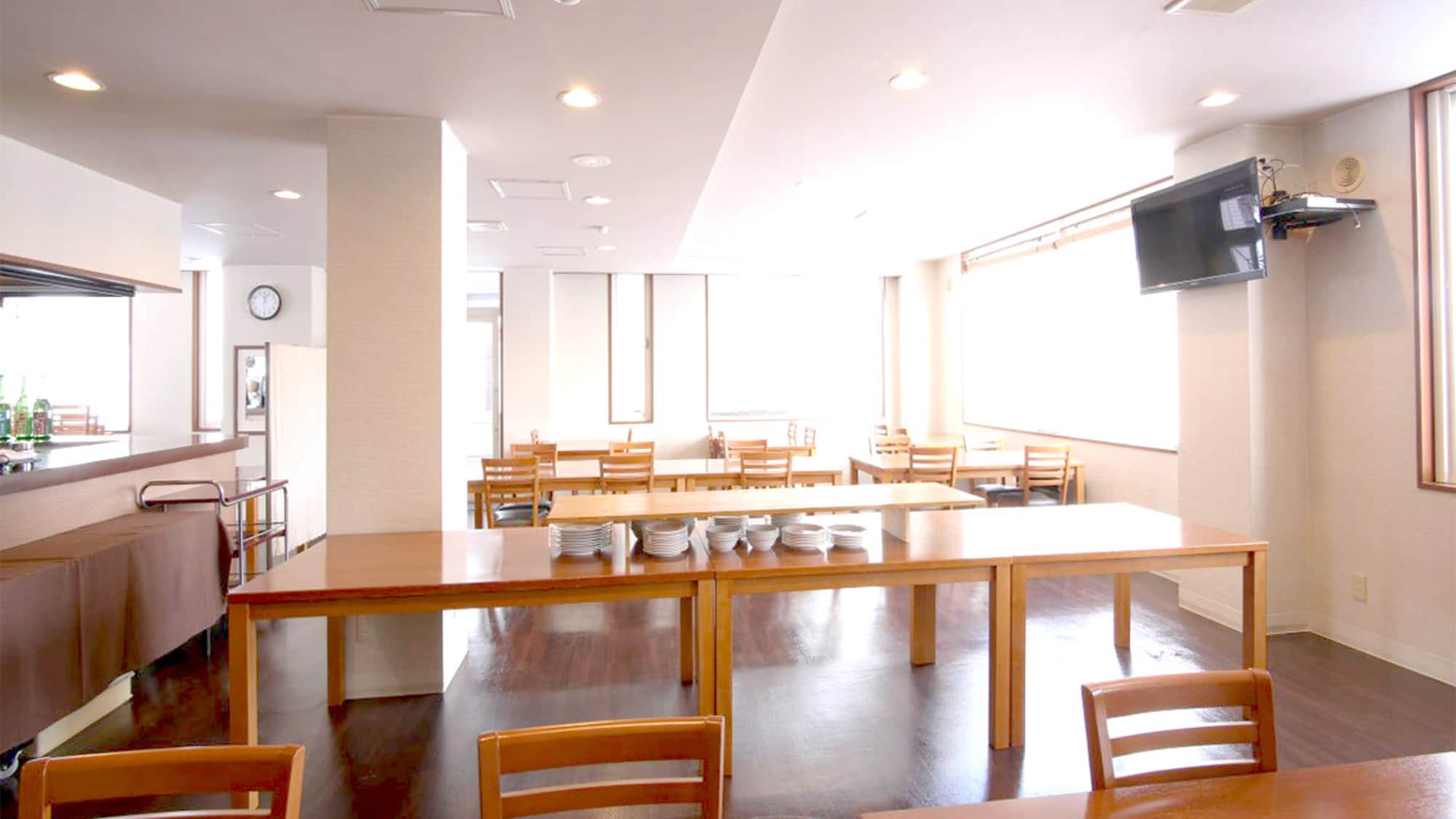 ・Enjoy your meal in an open restaurant surrounded by large windows