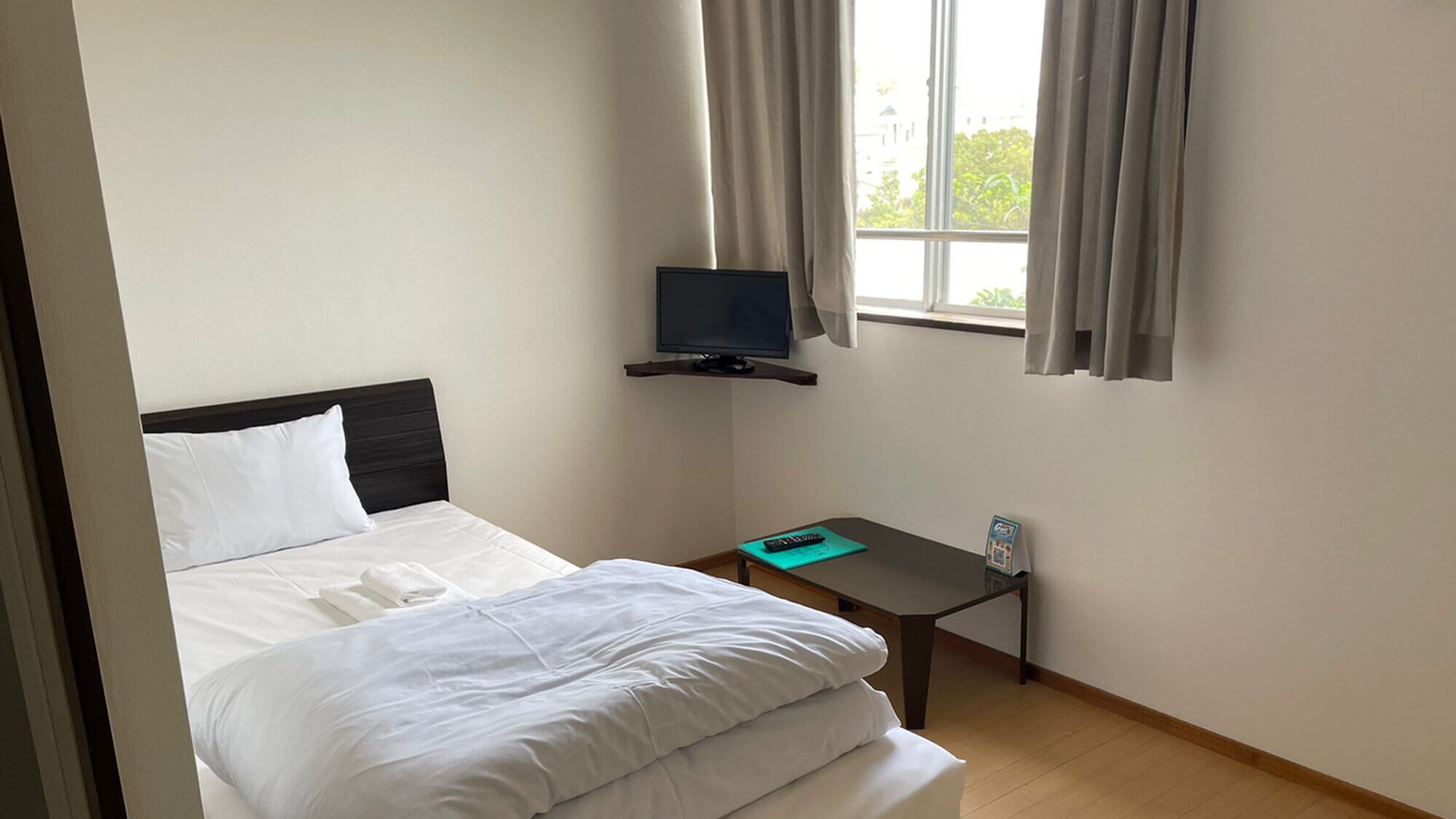 ◆Single room: 13 square meters with bath & toilet, air conditioning, TV, and refrigerator