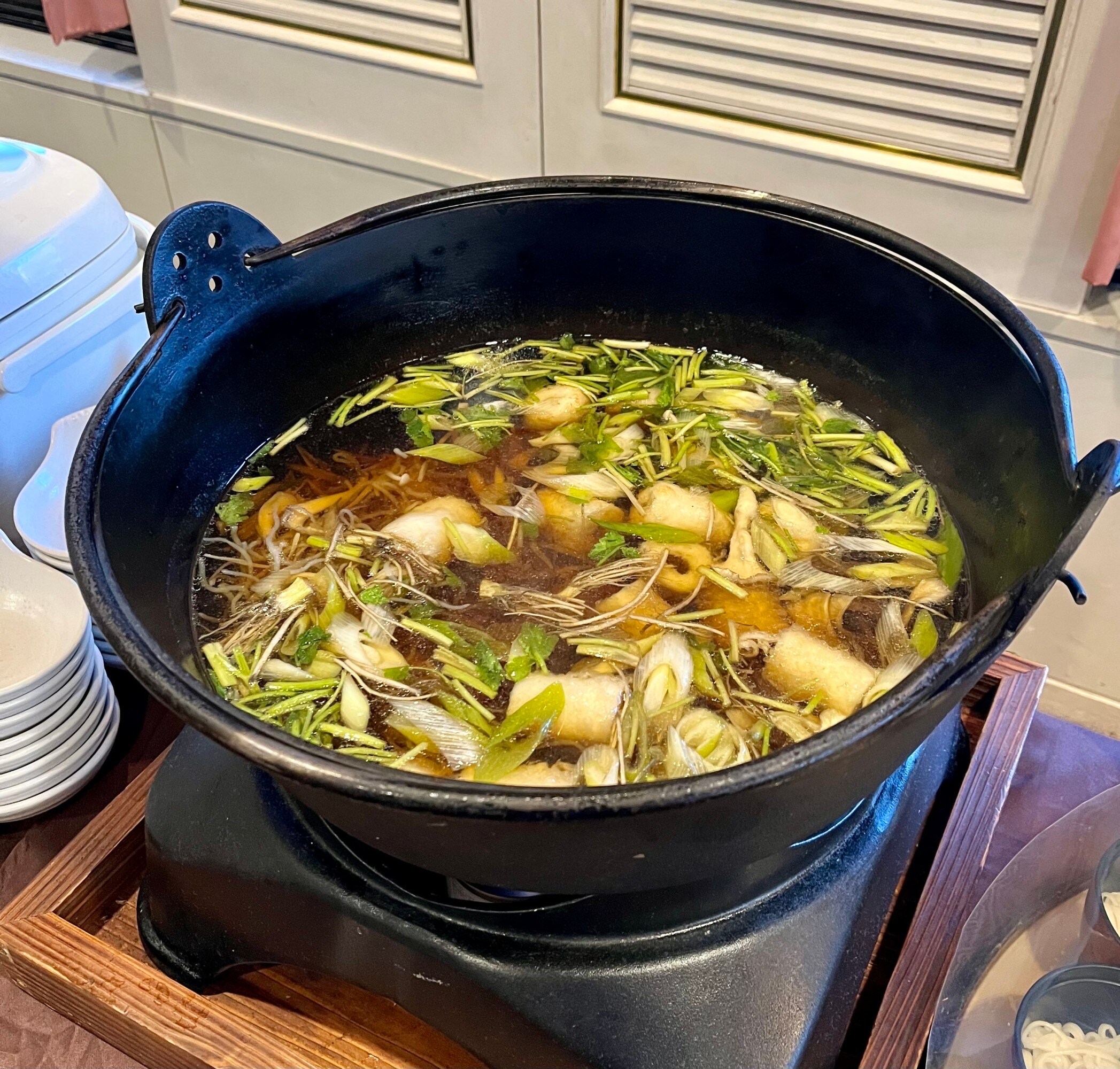 [ผลิตและบริโภคในท้องถิ่น!] บุฟเฟต์อาหารเช้าต้อนรับ: น้ำซุปไก่ฮินาอิมากมาย! สุกี้ยากี้คิริทัมโปะ อุ่นร่างกายยามเช้า