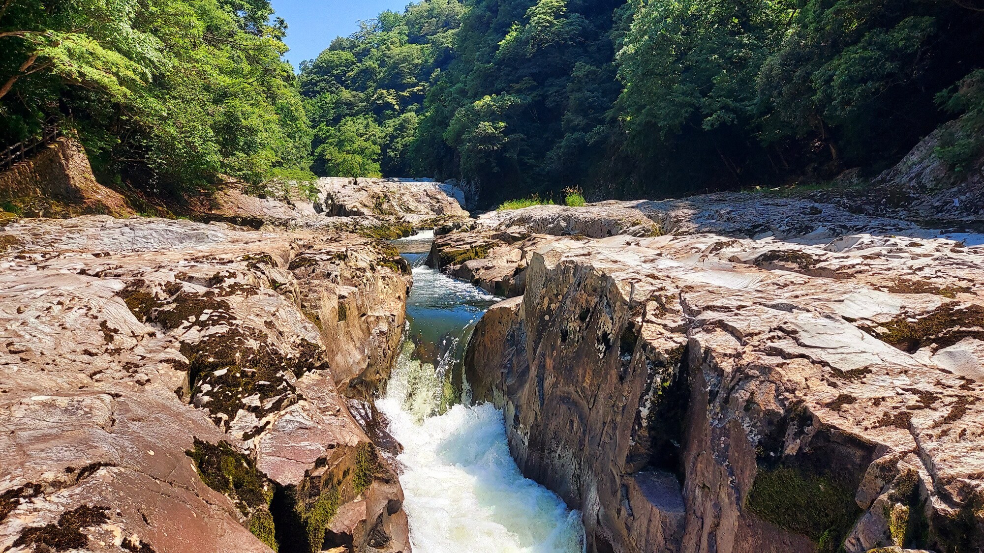A 3.6km long valley lined with strangely shaped rocks: Dangyokei, a national scenic spot