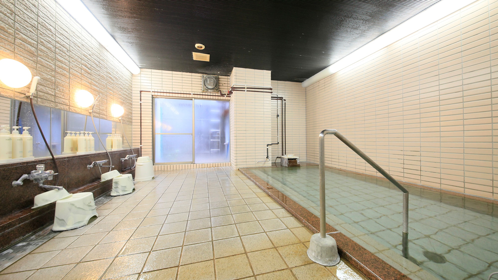 ห้องอาบน้ำสาธารณะขนาดใหญ่ (แยกชาย-หญิง)