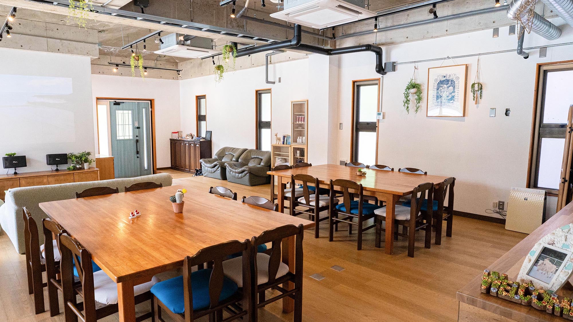 ・Living room: Spacious living space. Please contact us for event use.