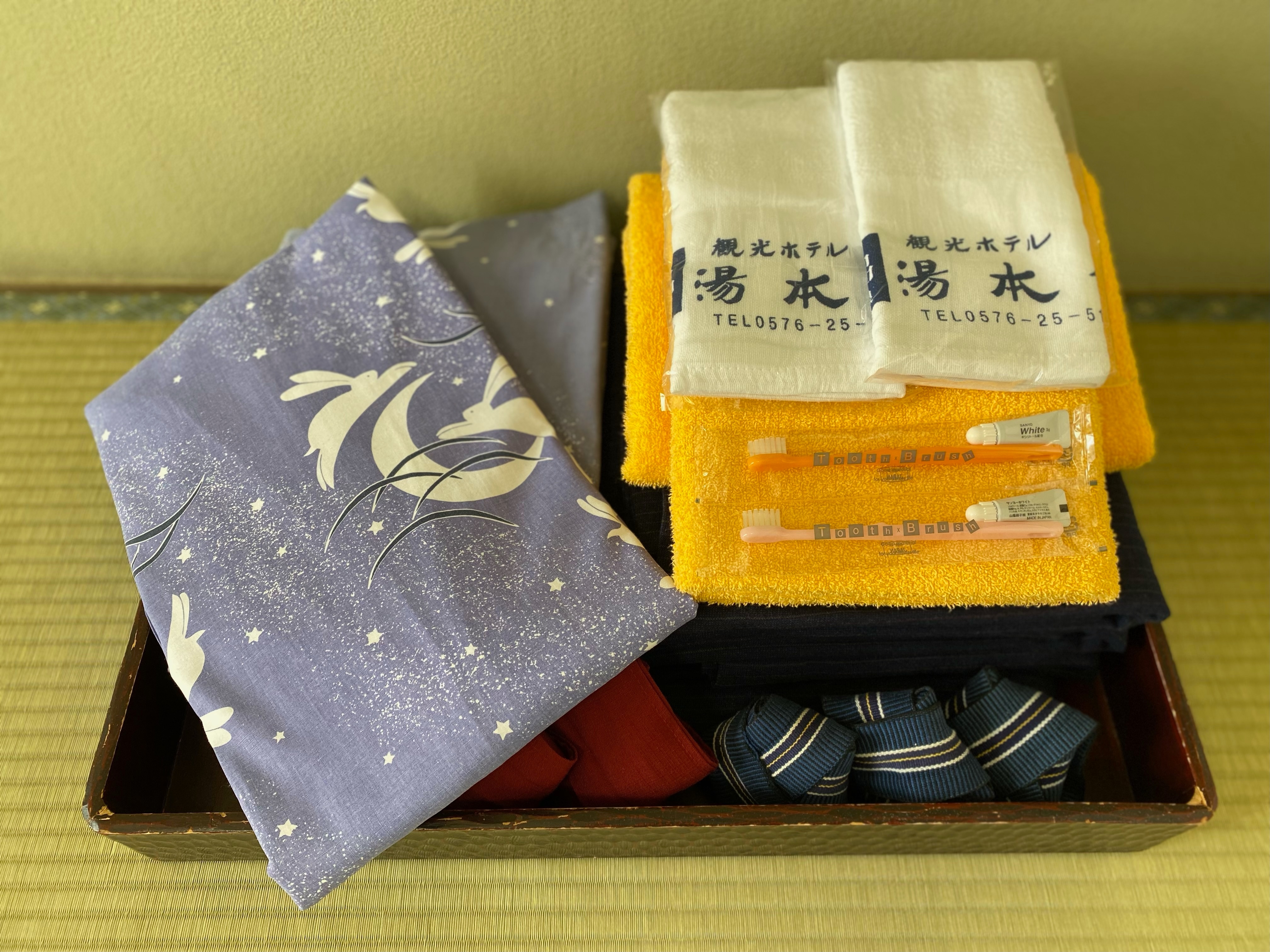 Yukata, handuk, sikat gigi, dll tersedia.