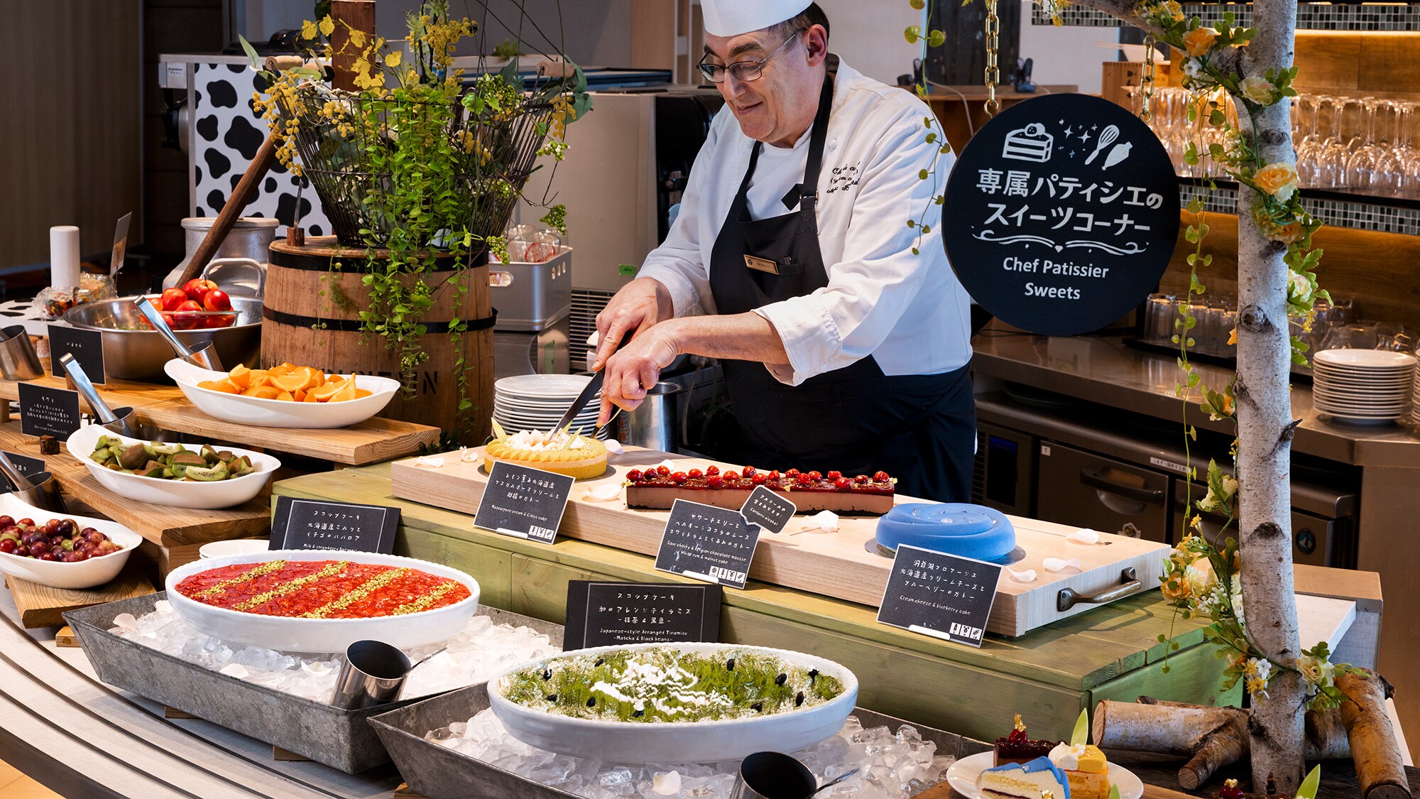 【뷔페 레스토랑】 파티시에가 구분하는 포상 스위트. 과일도 부드러운 크림도 뷔페