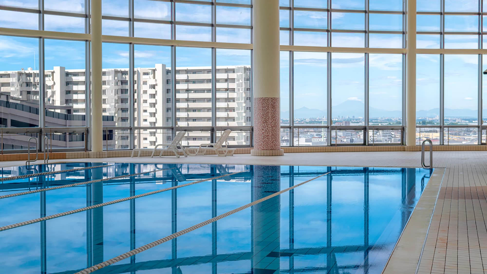[Hotel Spa Facilities | 25M Pool] Available for an additional 630 yen on top of the accommodation fee / Refresh yourself with a spacious view.