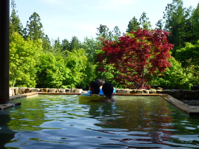 An open-air bath with a guest room for parents and children to enjoy