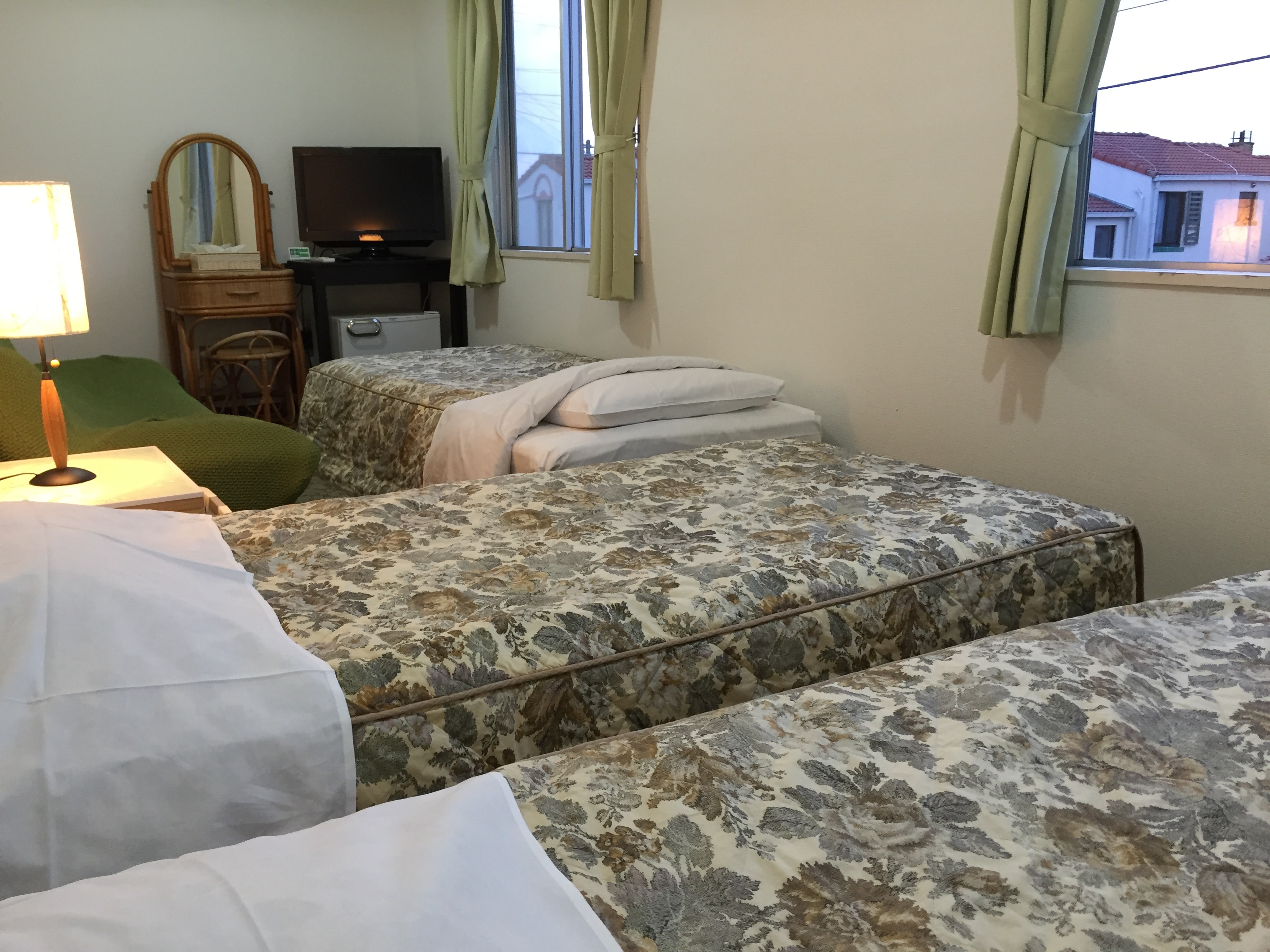 Western-style room for 3-4 people (no pets allowed)