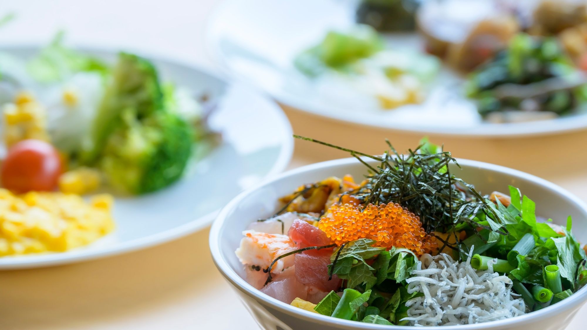 Ada banyak menu Jepang seperti seafood nokkedon, dashi chazuke spesial, dan masakan lokal.