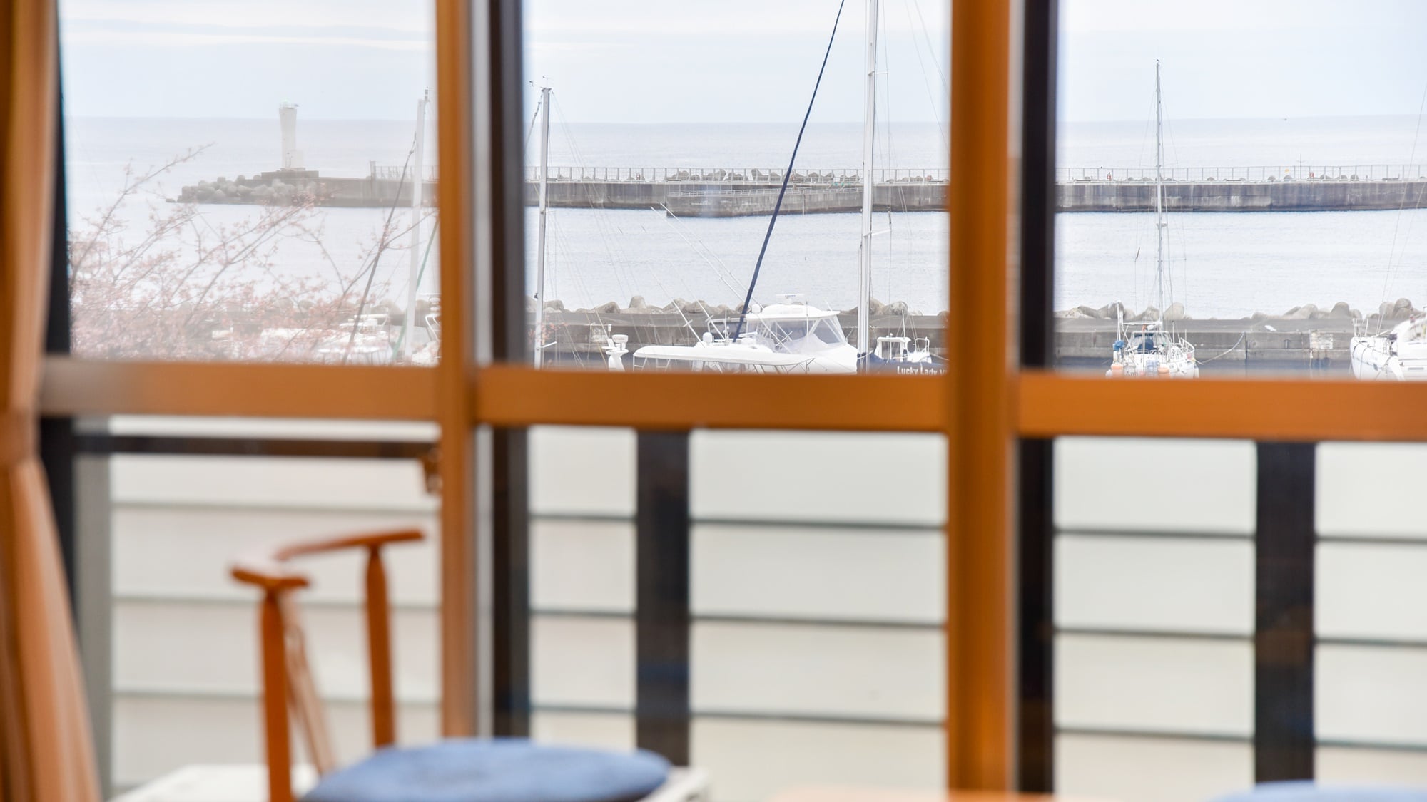 * An example of a guest room on the sea side / Relaxing with a view of Atami Bay from the room. Within reach of the beautiful sunrise.