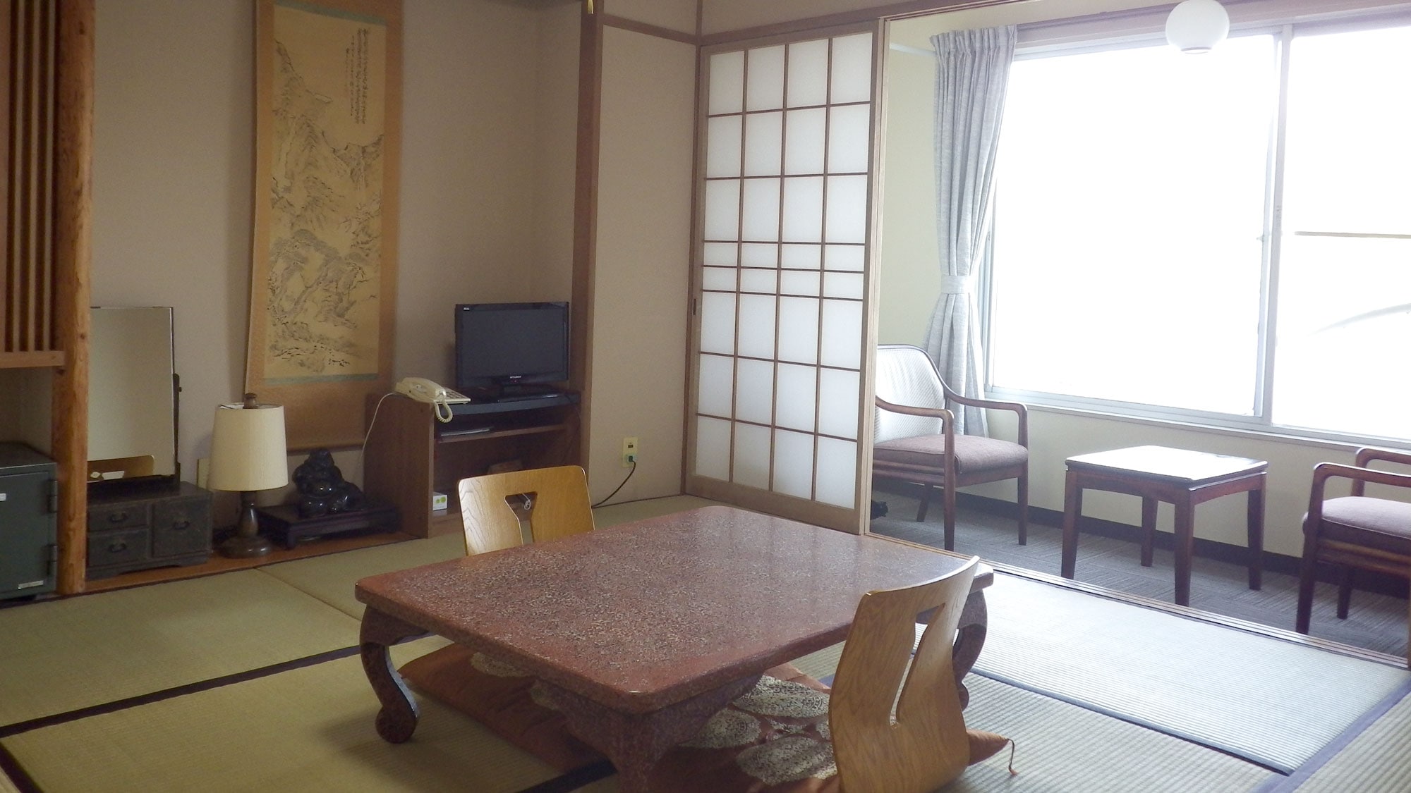 *[Room] Japanese-style room with 8 tatami mats/You can stretch your legs and relax on the tatami mats.