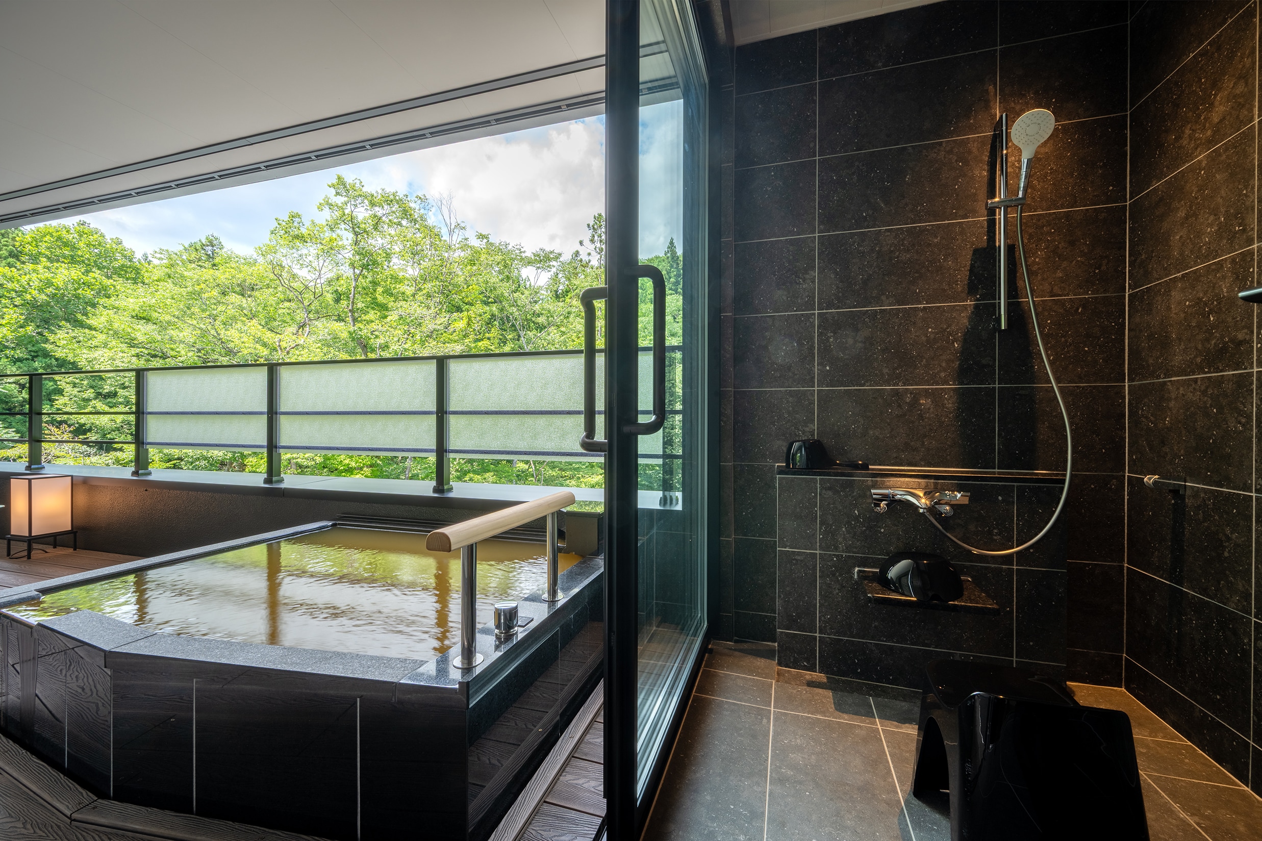 River View Panorama Suite: Open-air bath and shower room