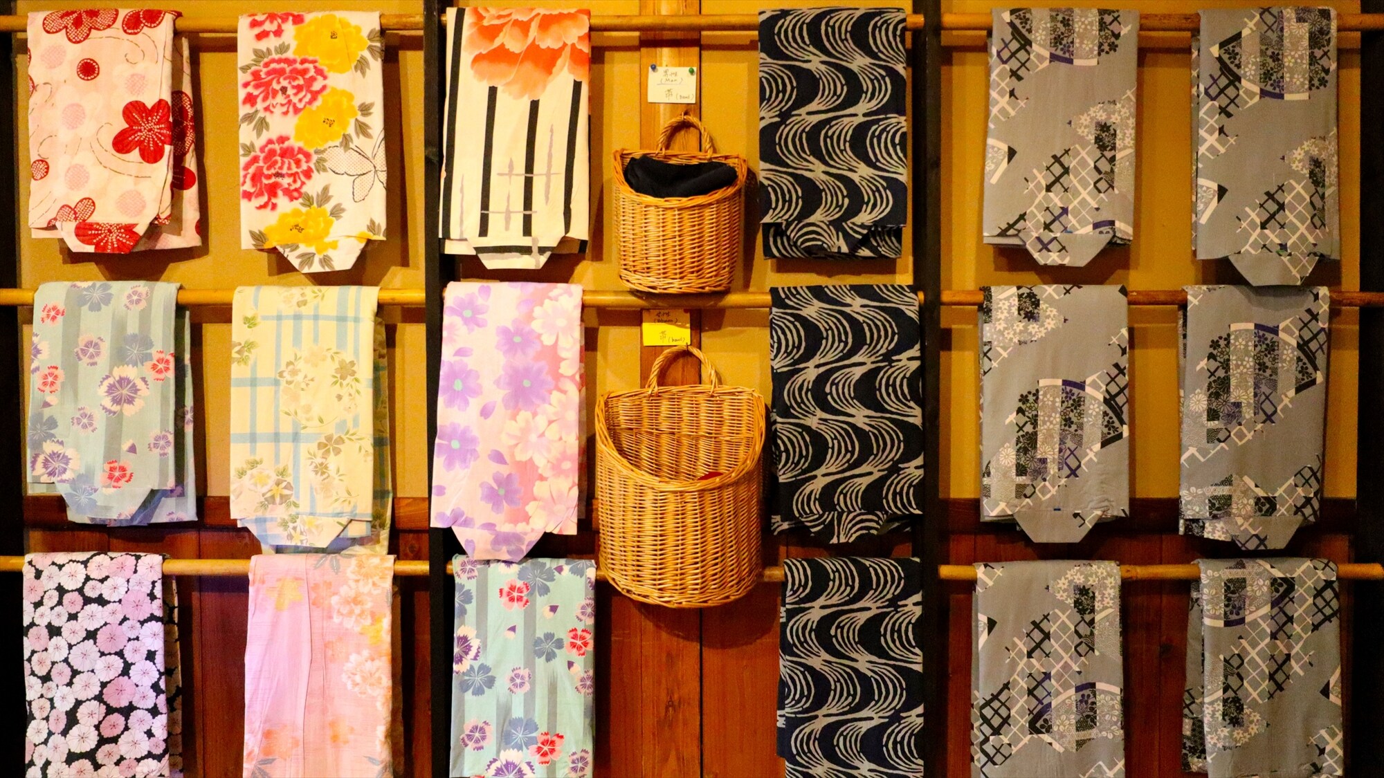 Chúng tôi cung cấp miễn phí yukata theo lựa chọn của bạn cho phụ nữ và samue cho nam giới.