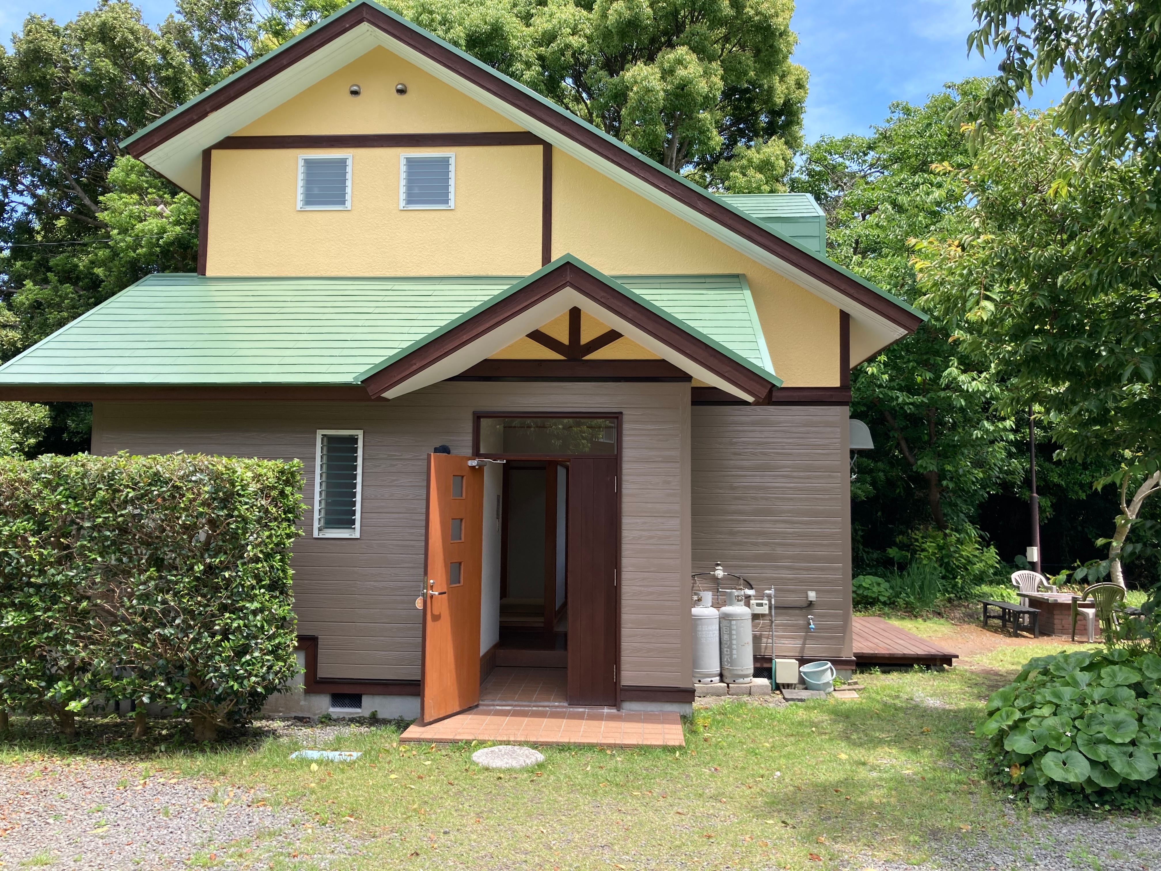 A7-person capacity cottage exterior