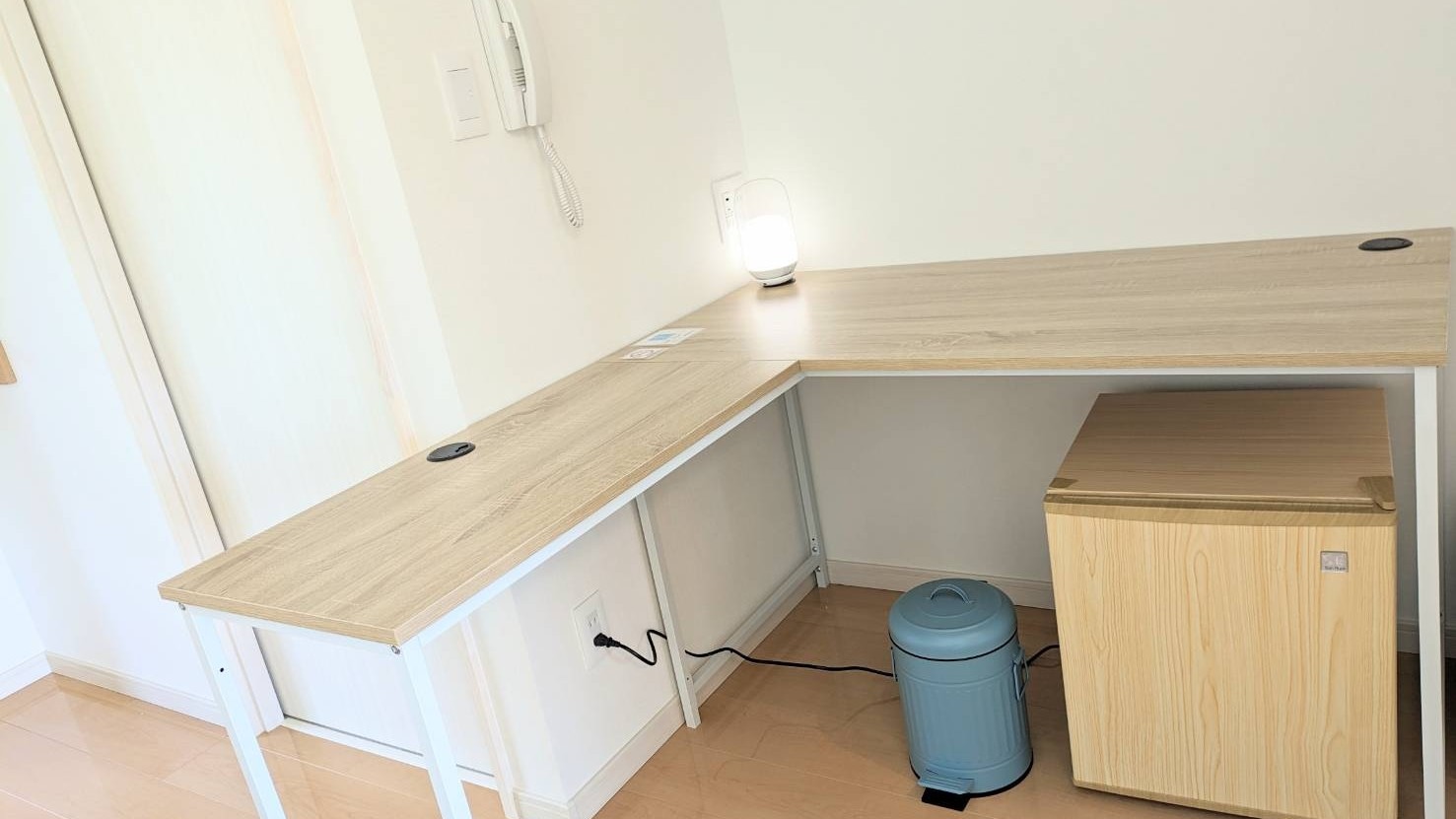 Kamar dengan bak mandi keramik dan pemandangan.