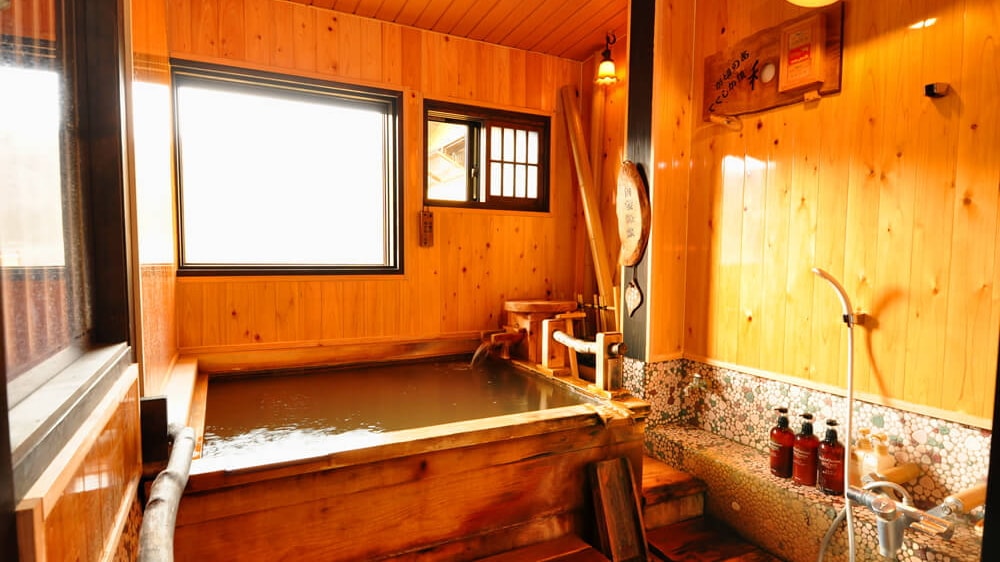 [Hanamizuki, non-smoking] Half open-air bath in guest room (direct from the source)