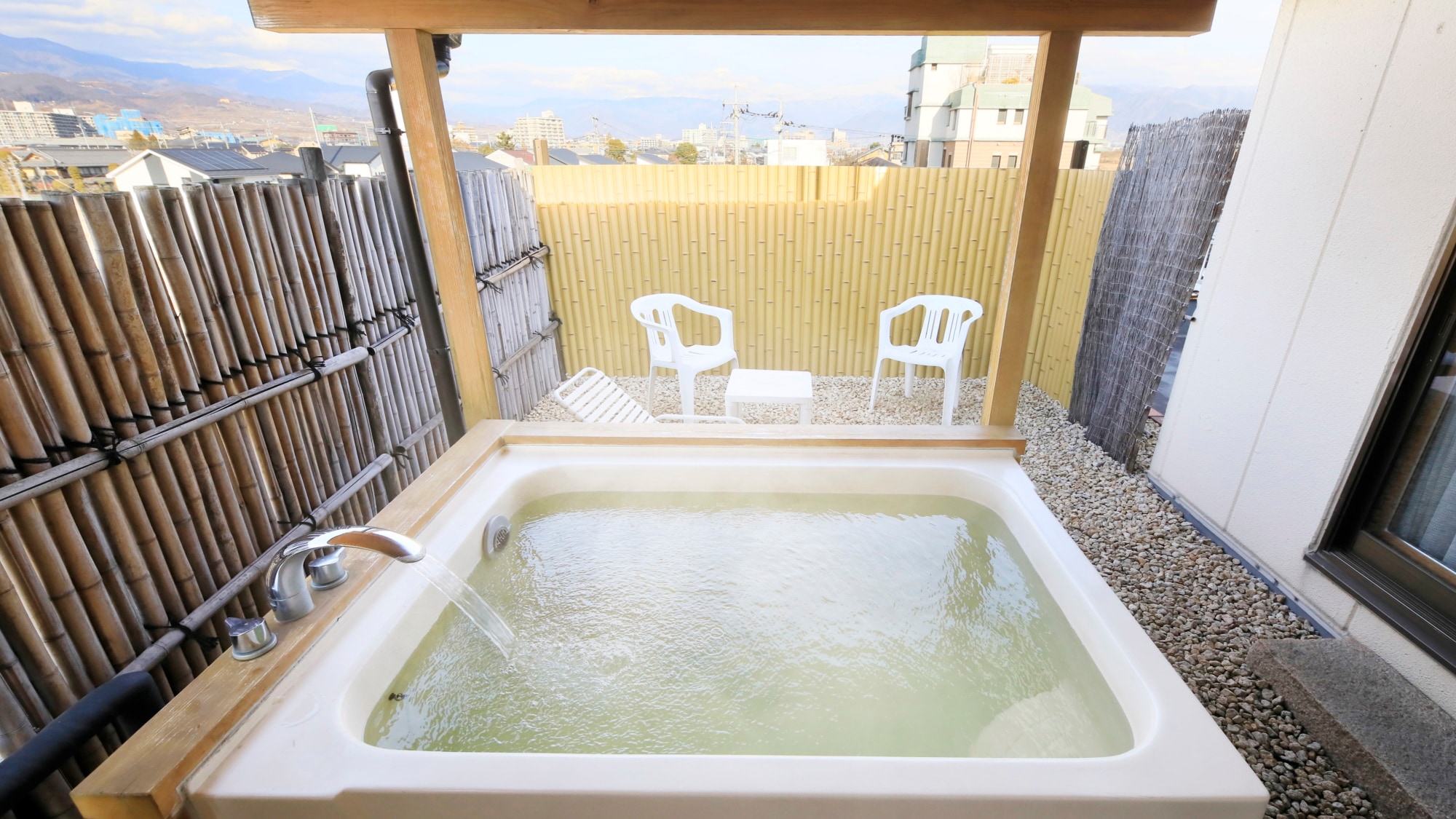 [Main building/Japanese-style room with open-air bath]