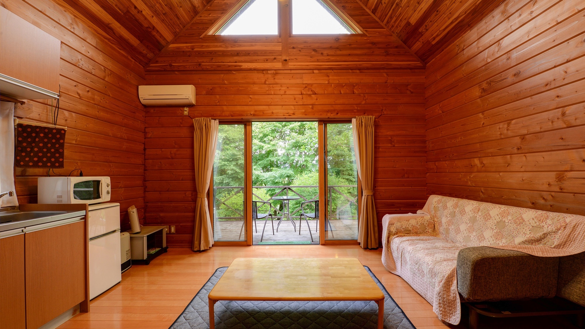 *[Log House/Sakuratei Chuo] คุณสามารถเพลิดเพลินกับทัศนียภาพภายนอกได้จากหน้าต่างบานใหญ่