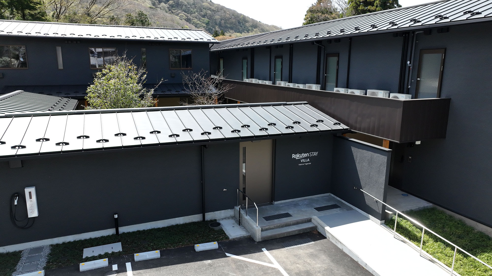 【外观】这是一栋别墅式住宿设施，由两栋建筑组成，共有 10 个房间。
