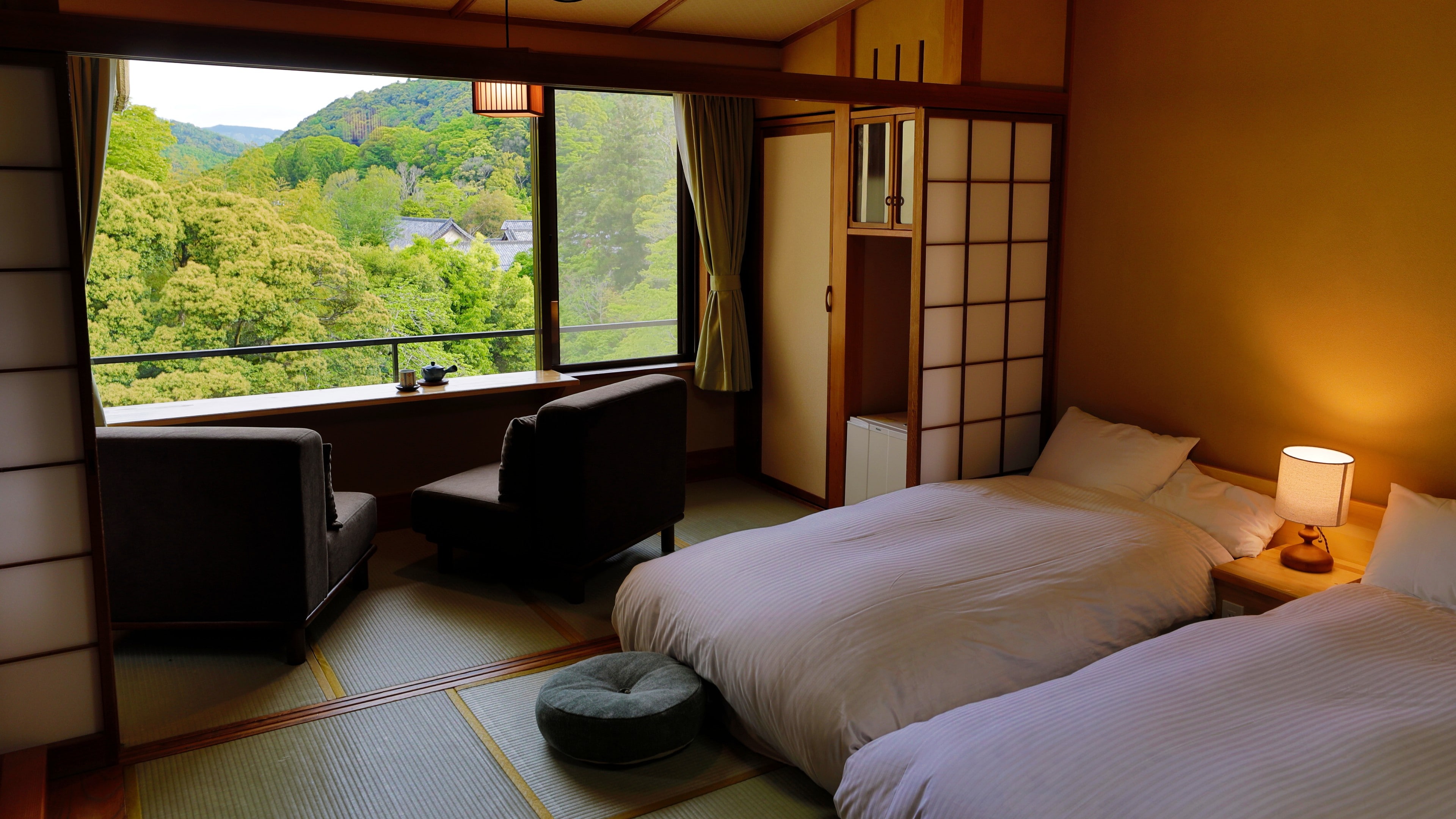 <General Japanese-style room 11 tatami mats, twin Japanese-style bedroom + wide rim> A counter is set up by the window, and you can see the mountains of Amagi.