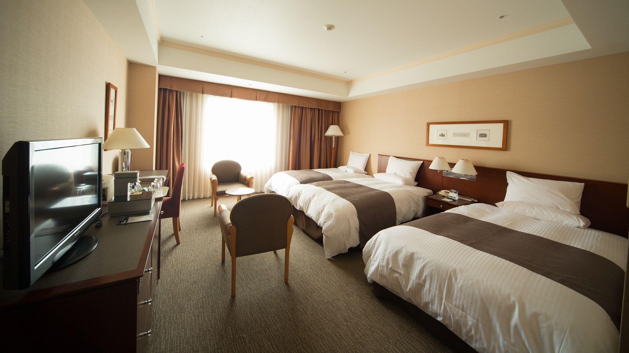 ห้องทริปเปิล □ 32 ตรม □ DX เตียงแฝด + เตียงเสริม