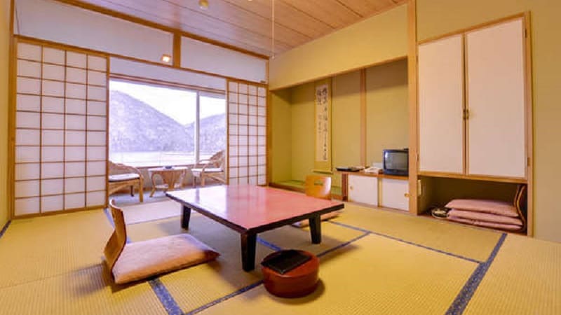 Nikmati waktu mewah di kamar bergaya Jepang 10 tatami (salah satu contoh kamar tamu) sambil memandangi indahnya pemandangan Danau Shikaribetsu.