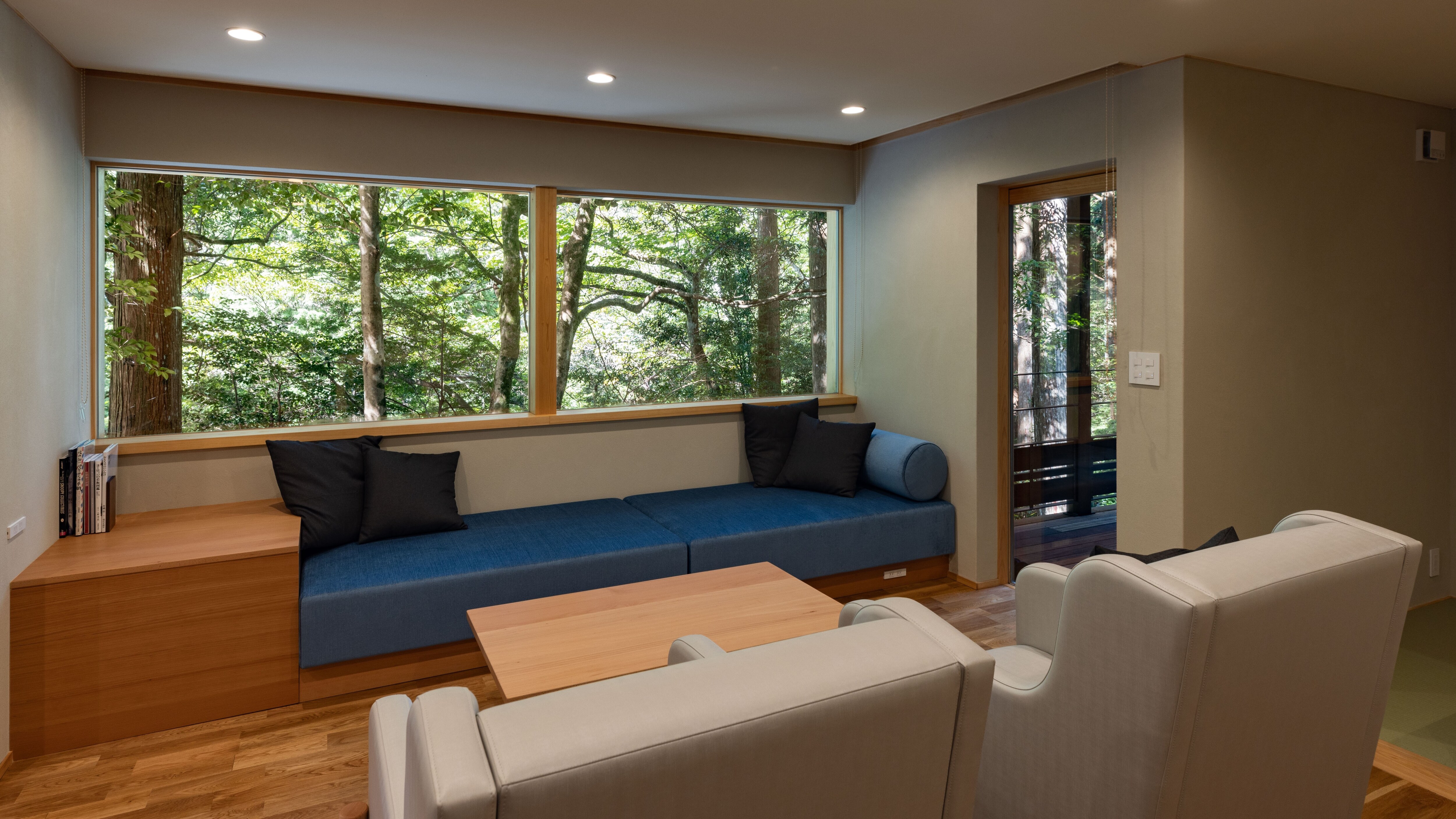 [Separate room with hot spring bath] Living room