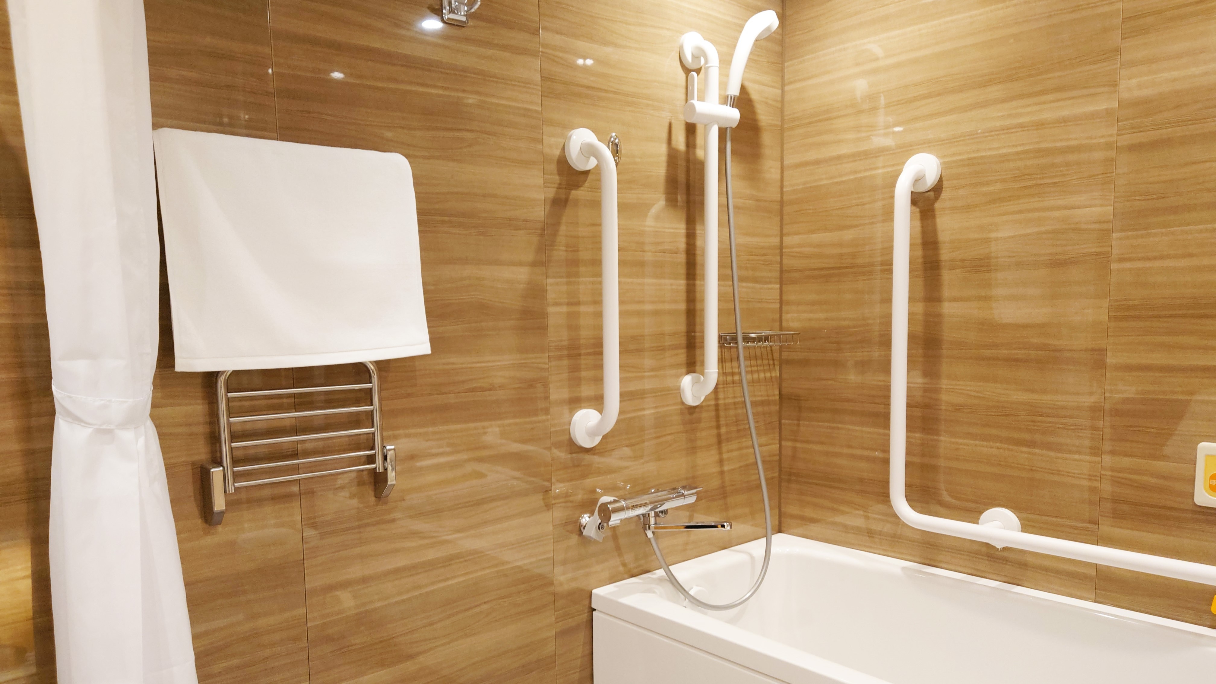 Universal double/bathroom