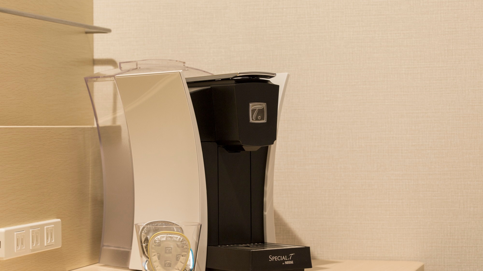 Ladies' room only! Enjoy a relaxing time with the tea machine.