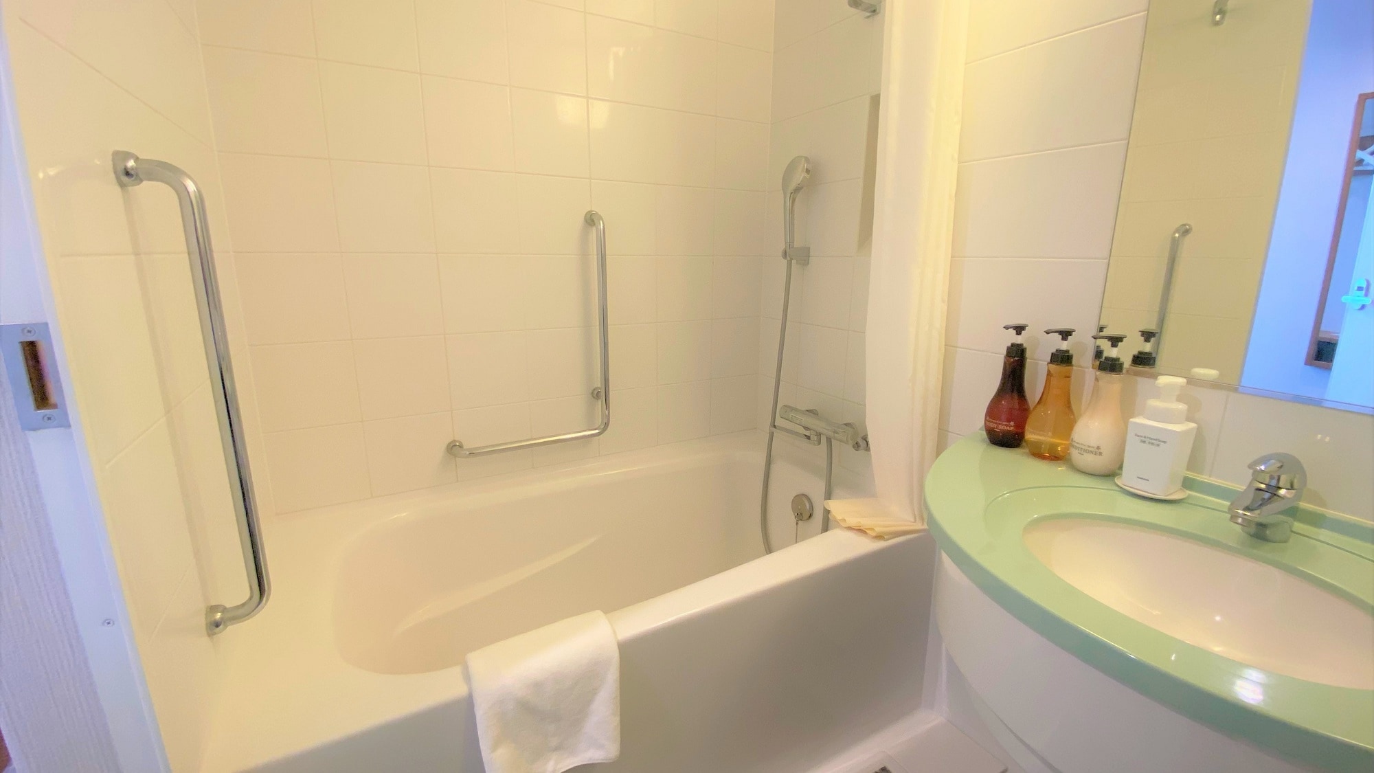 [Superior Triple Room (21m²)] Bathroom
