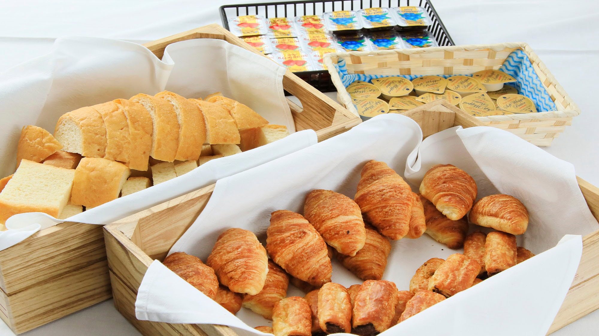 [Breakfast] We offer several types of bread (examples)