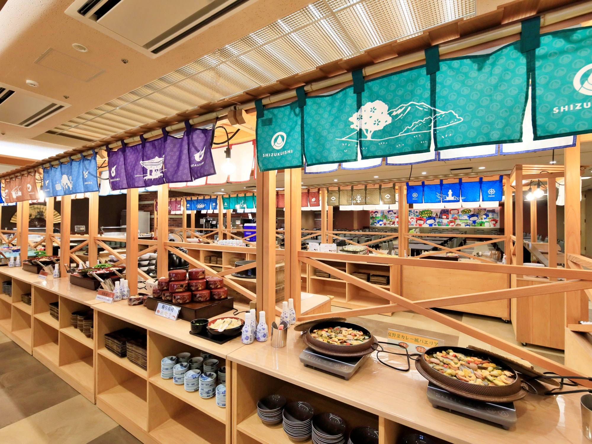 The small food stalls known as "Festival Buffet" offer local cuisine from each area.