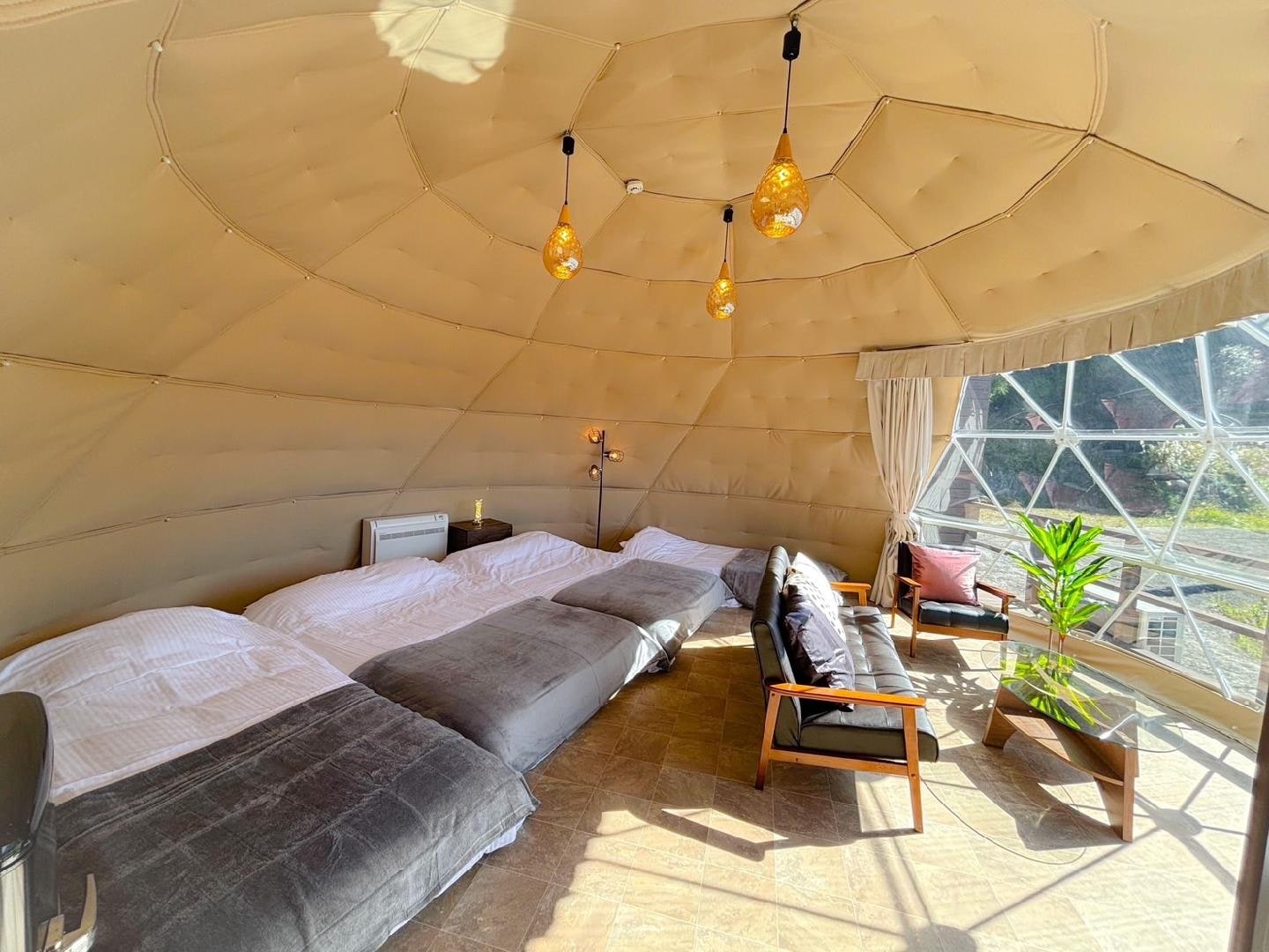 ⑥เต็นท์โดมพร้อมห้องแช่น้ำพุร้อนส่วนตัว เตียงคู่ 2 เตียง เตียงเดี่ยว 2 เตียง