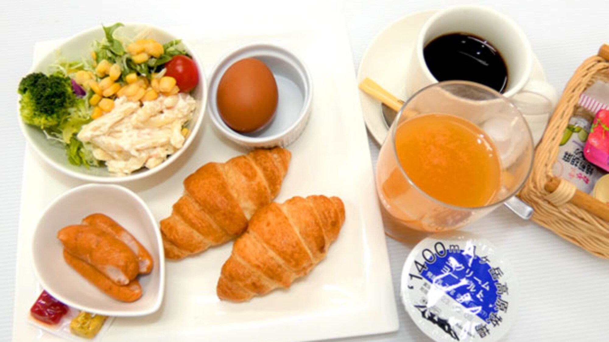・[Western breakfast] A well-balanced menu including croissants, salads, and boiled eggs.