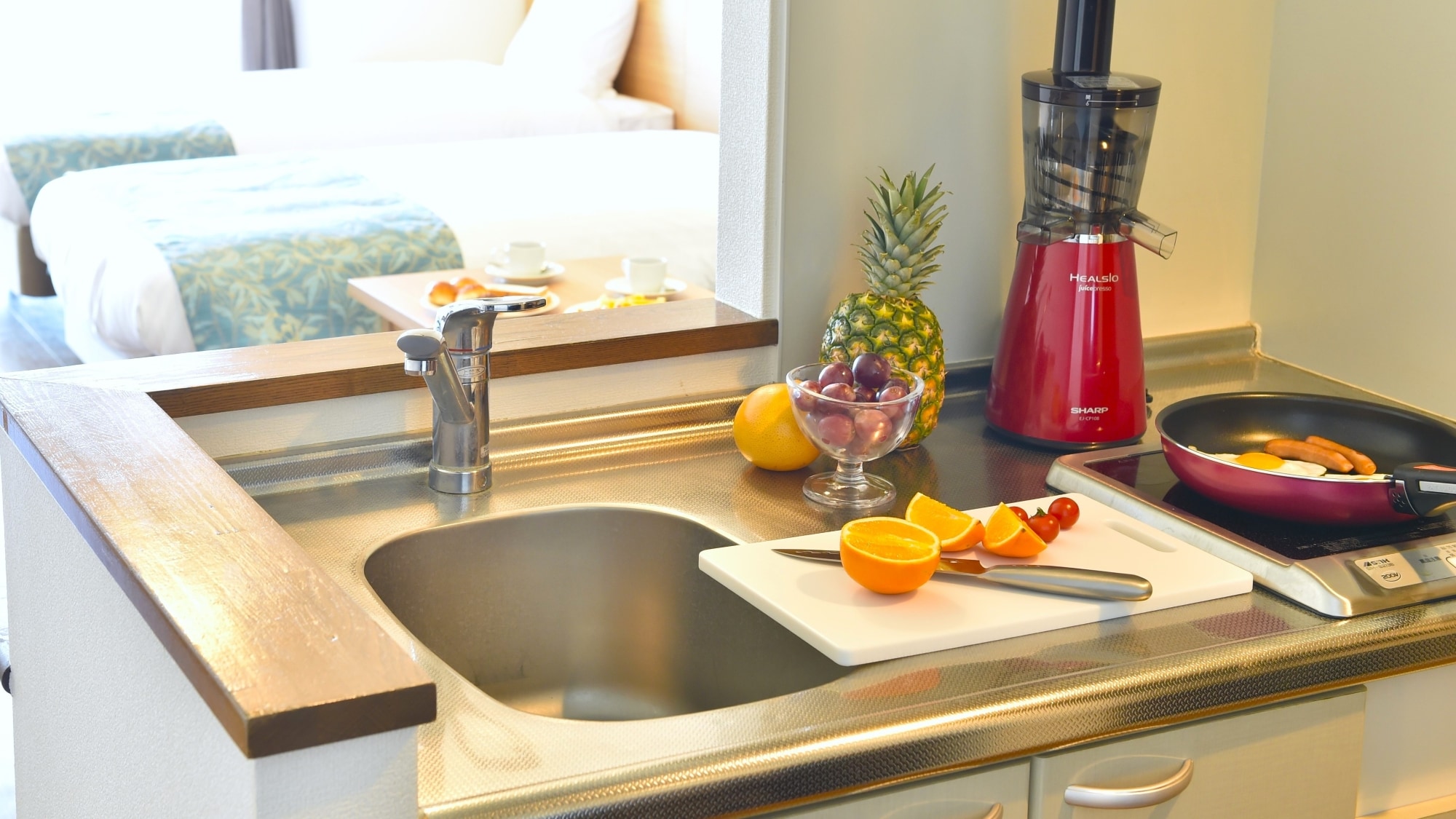 [Type A1 Western-style room] Conveniently equipped with a mini kitchen, double-layer refrigerator, washing machine, and microwave.