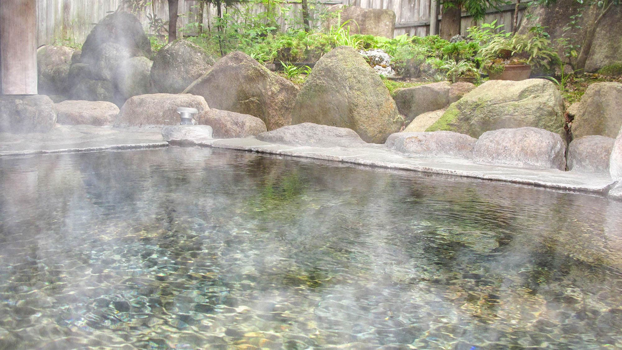 ・This hot spring is one of the most popular in the Hot Spring Village.