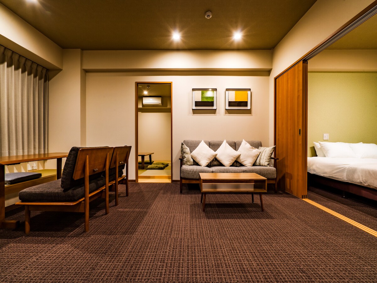 Deluxe Queens Suite with spa bath