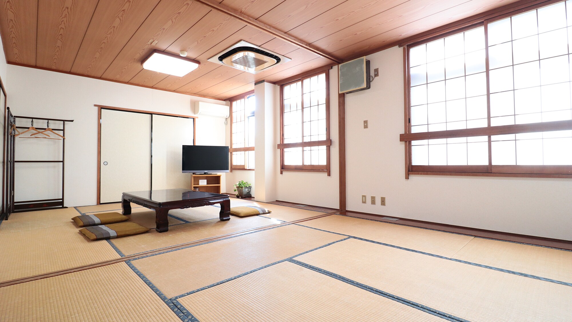 *[Reasonable price] Japanese-style room 16 tatami mats