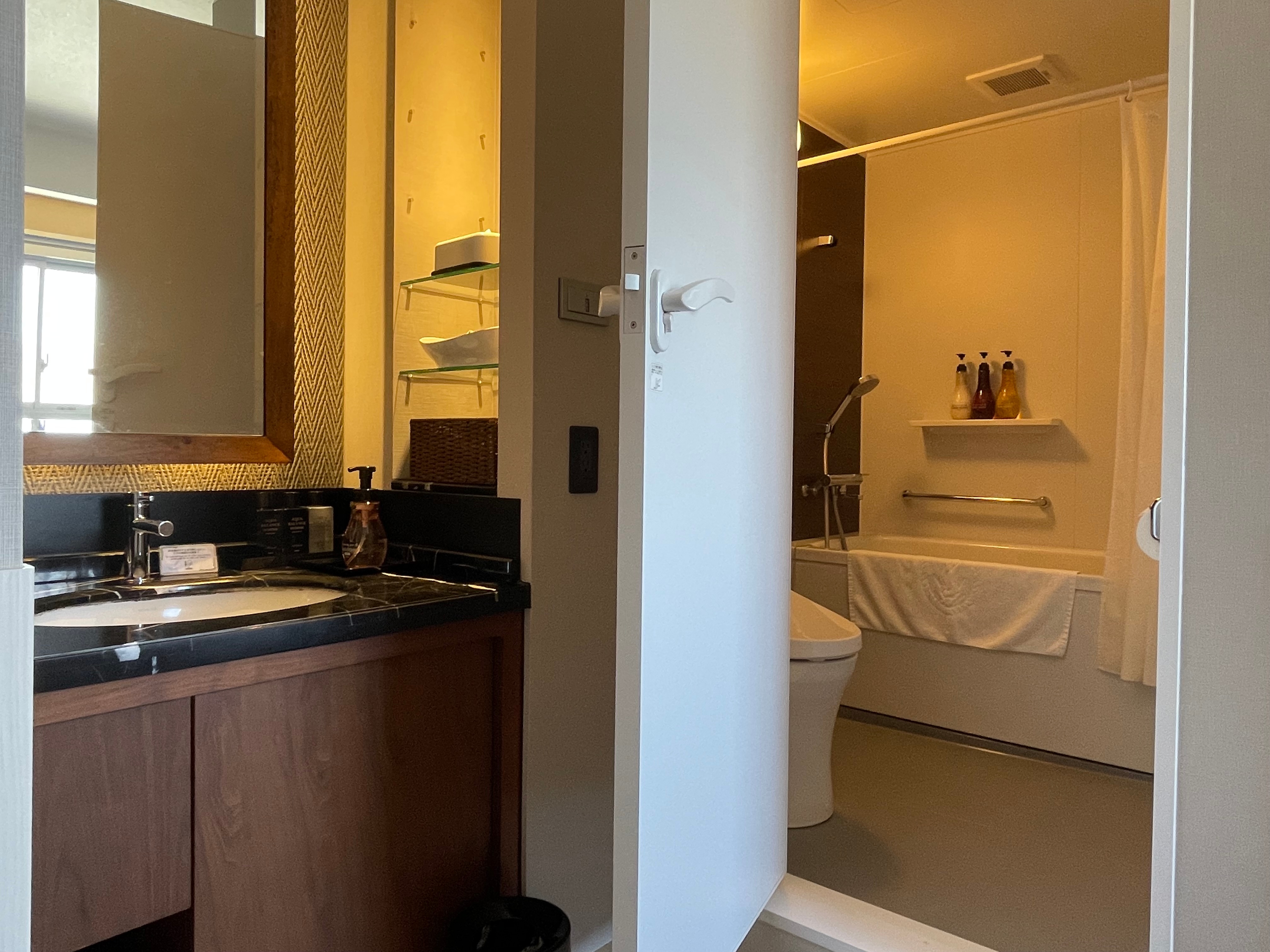 Single room, wash basin, unit bath