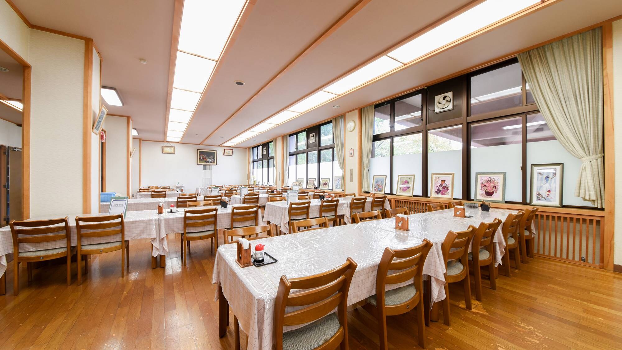 * 內部/餐廳