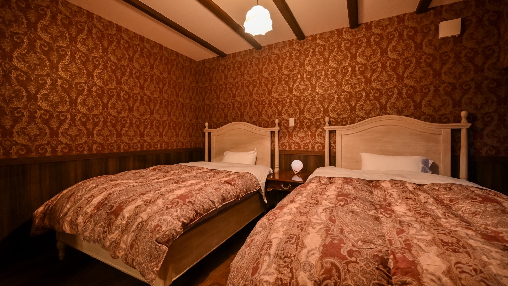 [Antiques] Enjoy a blissful moment in a room designed with European antiques