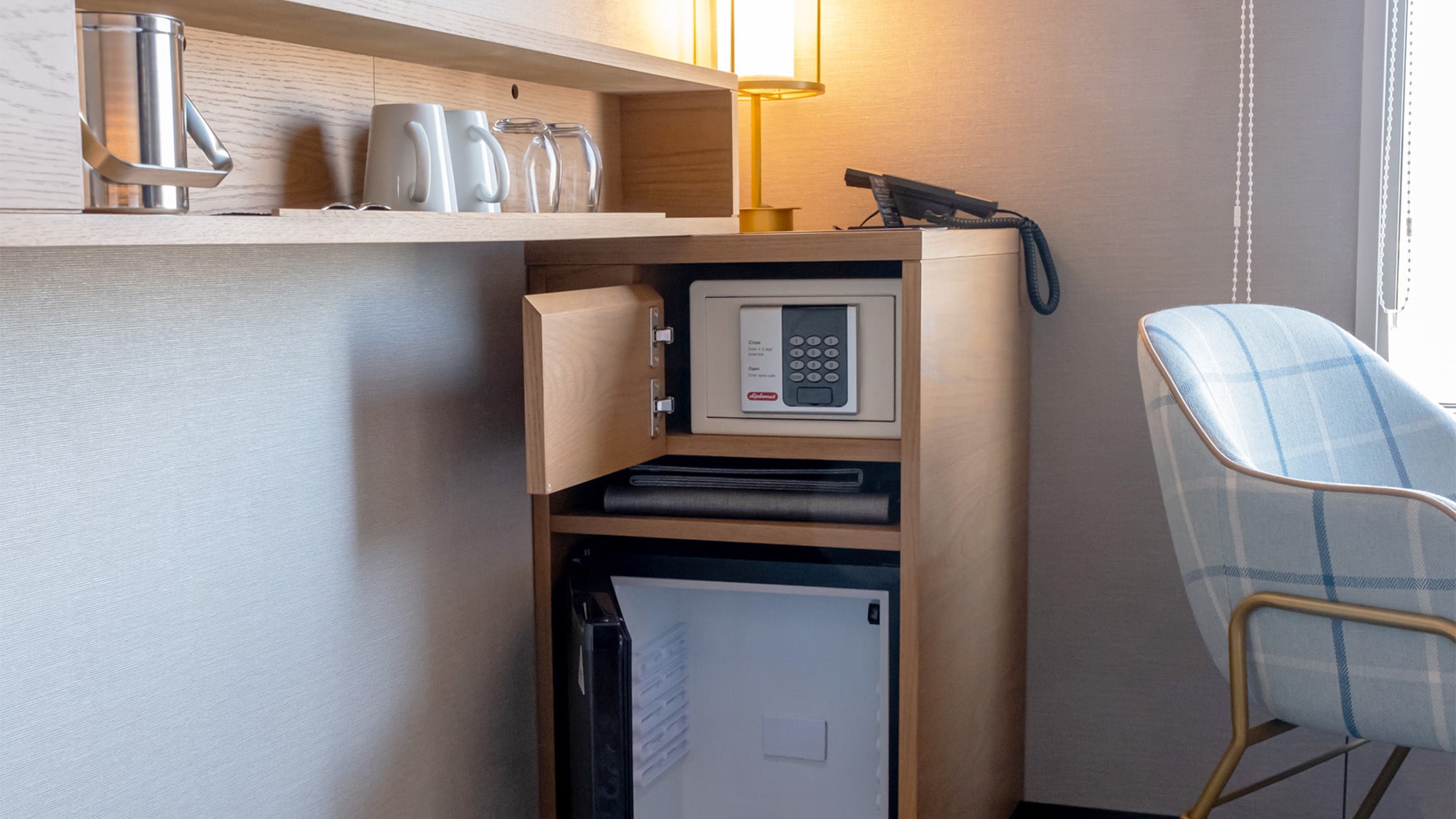 ■Hollywood Twin／Equipped with safe and refrigerator