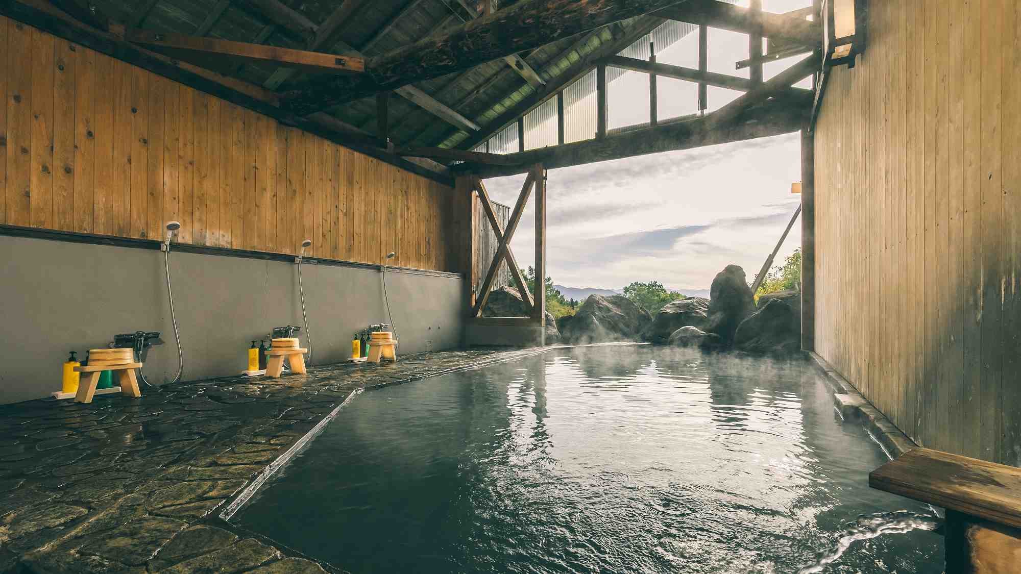 [Open-air bath] The hot spring water drawn from Minami Jigokudani is characterized by its black muddy water that is rich in hot spring ingredients.