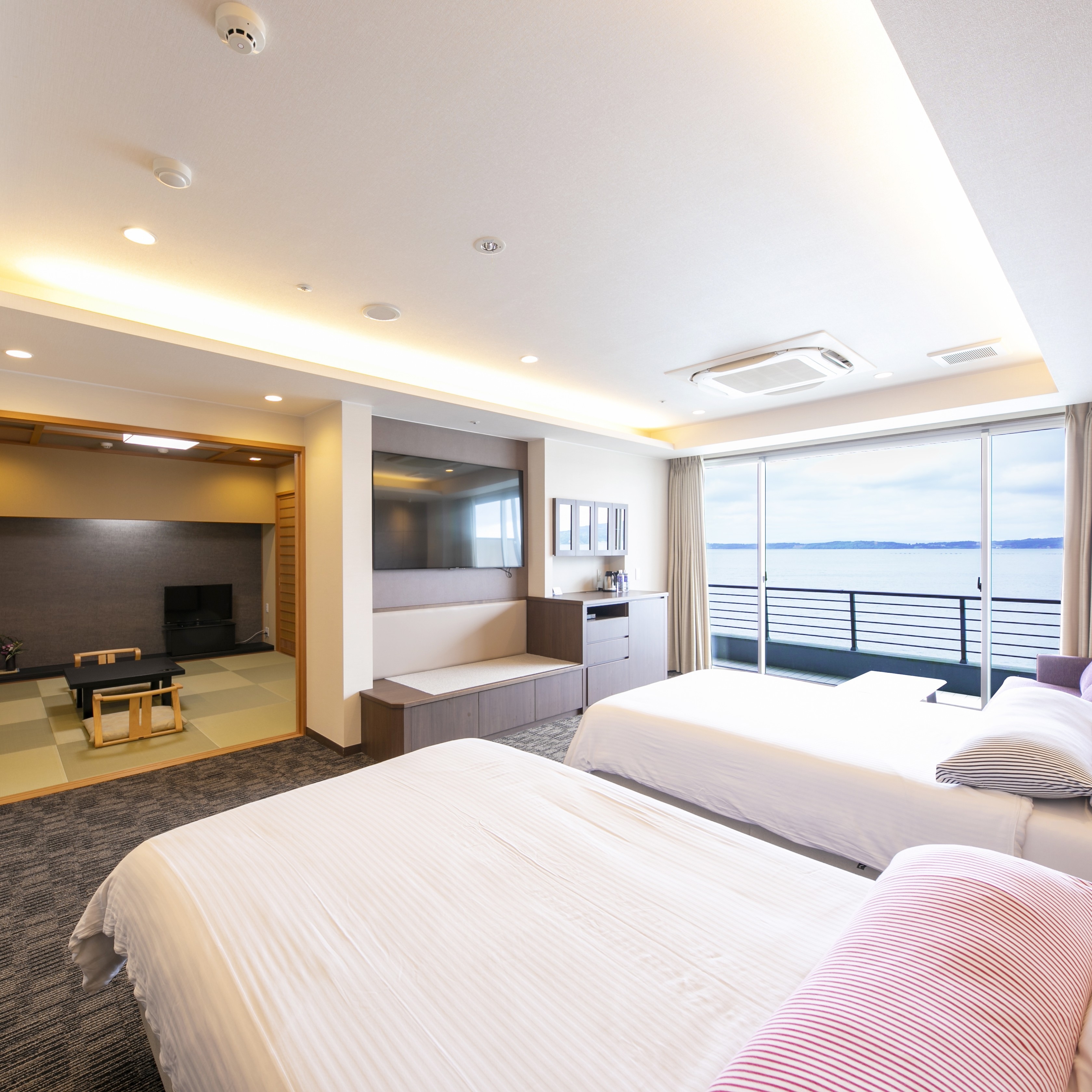 Contoh kamar bergaya Jepang-Barat dengan pemandian semi-terbuka