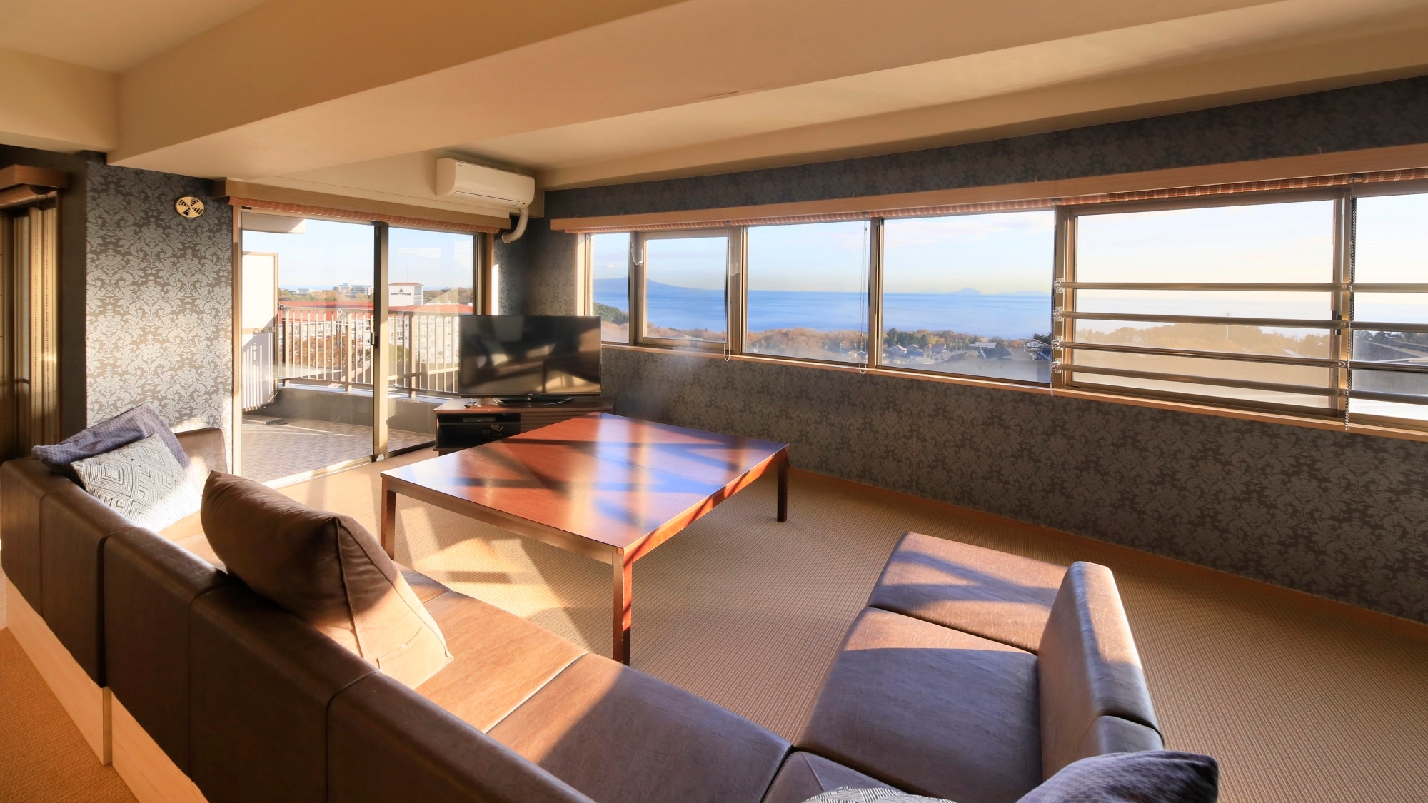 [Grand Room Example] You can relax during the day while looking out at the sea.