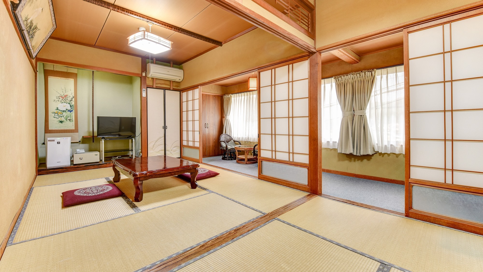 *[Example of Japanese-style room] Japanese-style room with 12 tatami mats (with toilet). Relax with friends and family in our spacious rooms.