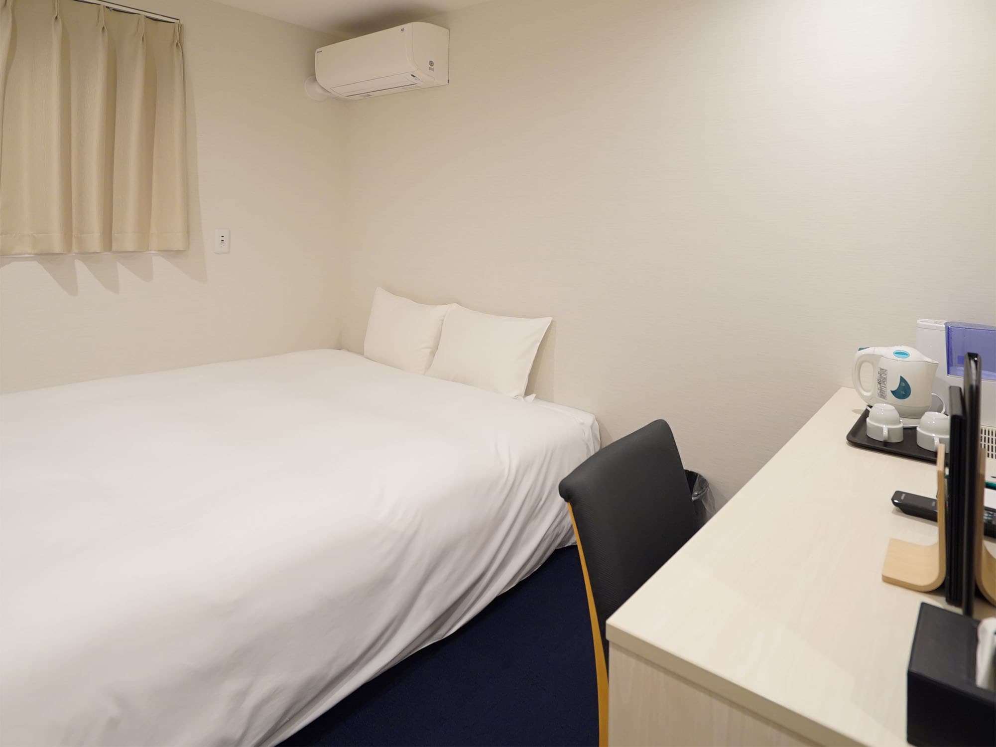 Business room 14.5㎡ with a large desk and a 180cm wide king size bed
