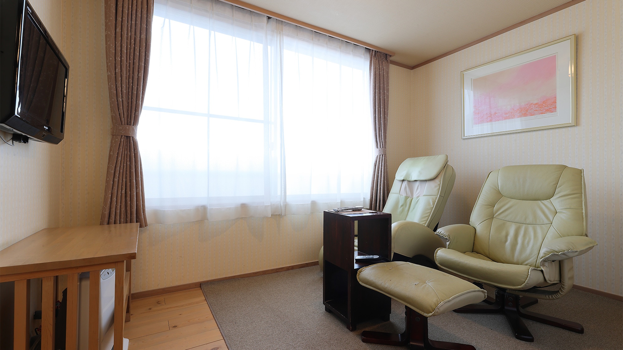 Japanese-style room with wooden deck and massage machine (premium)