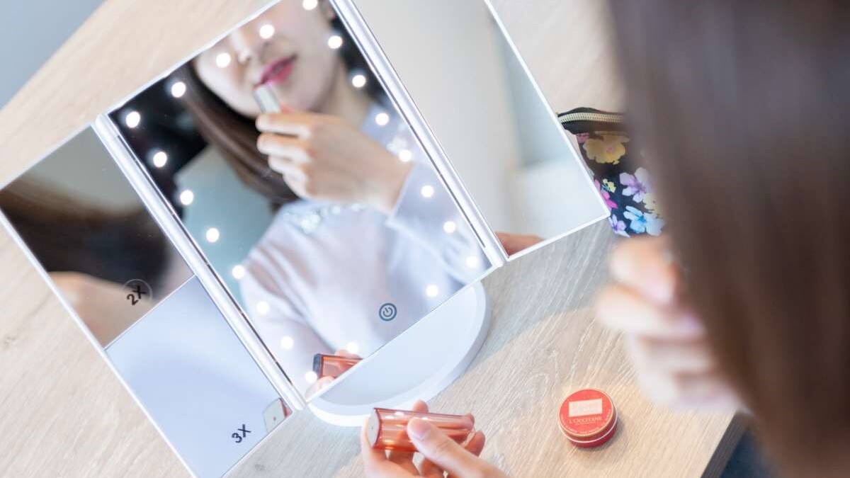 "Actress Mirror" makes it easy to apply makeup