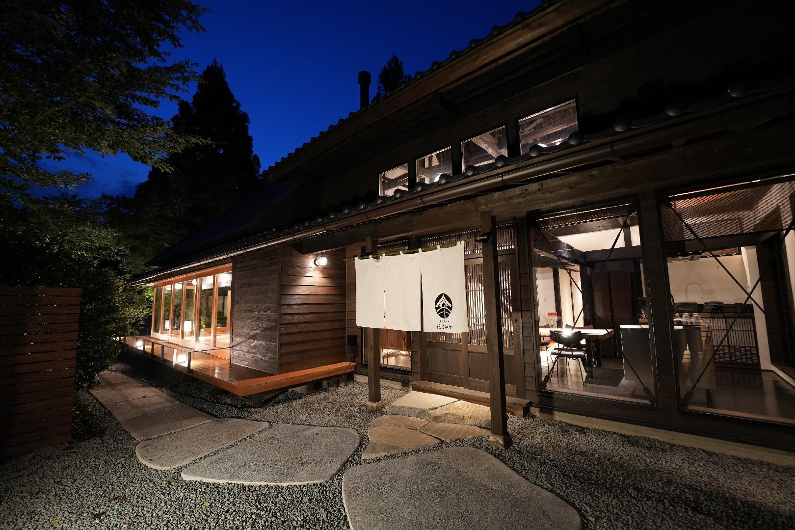 ภายนอกโรงแรมบ้านเก่า [กลางคืน]